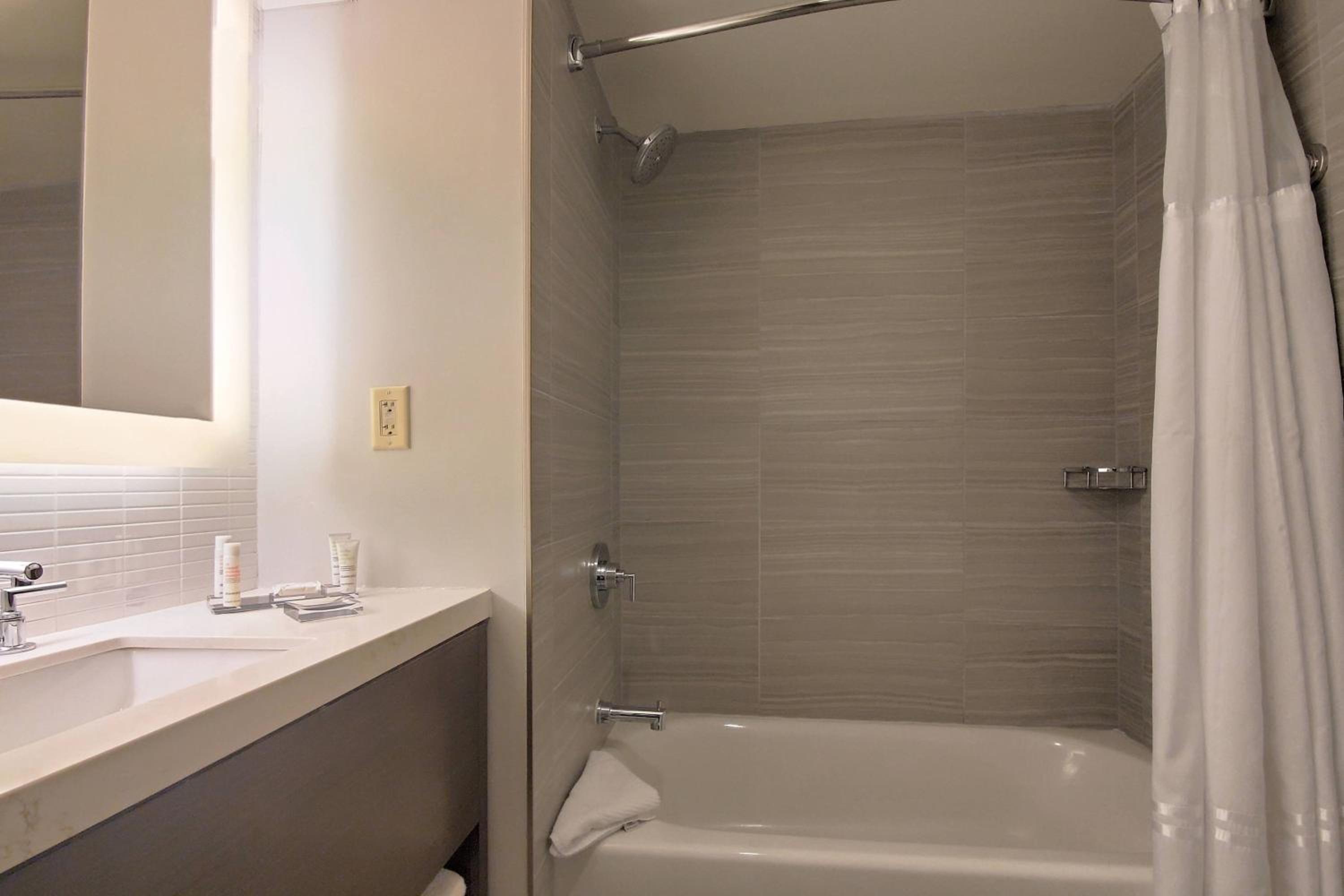 Guest Room, 1 King - Photo 2