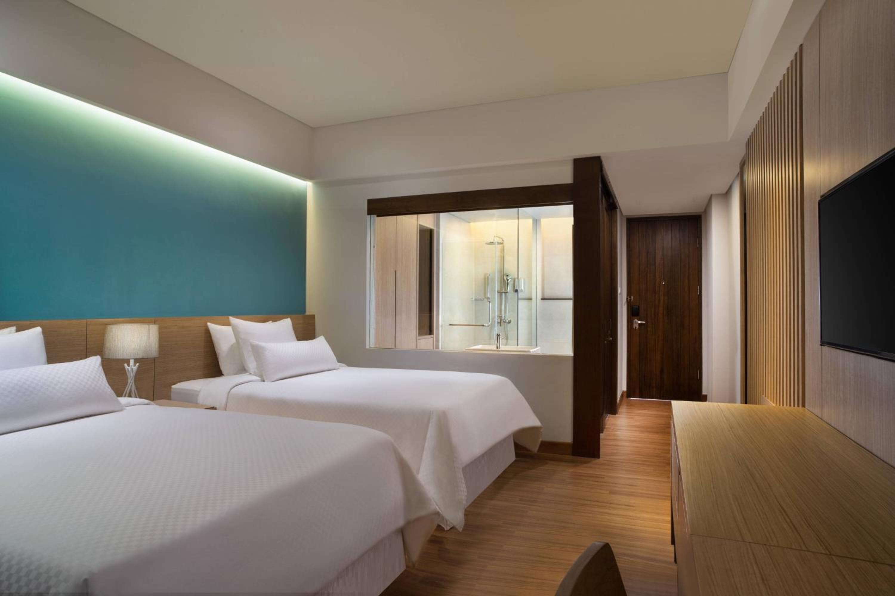 Deluxe Room, Guest room, 2 Twin/Single Bed(s), Garden view, Balcony with Daily Shuttle to Monkey Forest, Daily Yoga, Free Bike to borrow,  Free Family Activity and 24 Hour access to Motion Fitness Center photo 3