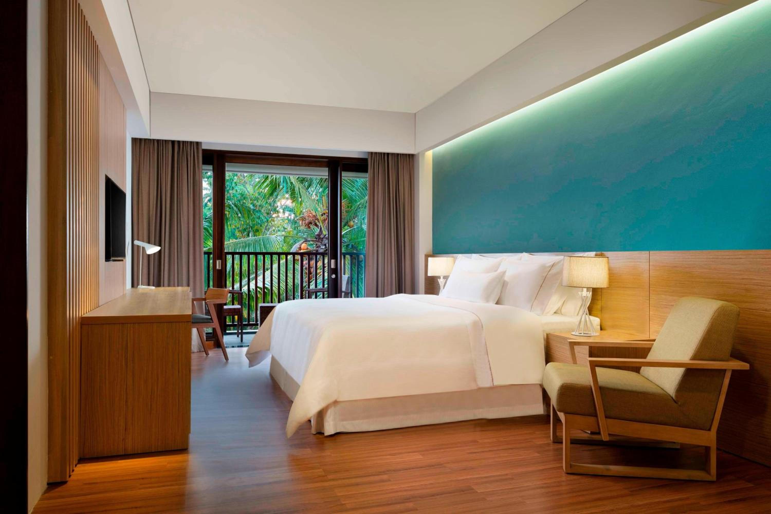 Deluxe Premier King Room with Bathtub and Garden View, Balcony with  Free Mini Bar, Daily Shuttle to Monkey Forest, Daily Yoga, Free Bike to borrow,  Free Family Activity and 24 Hour access to Motion Fitness Center photo 1