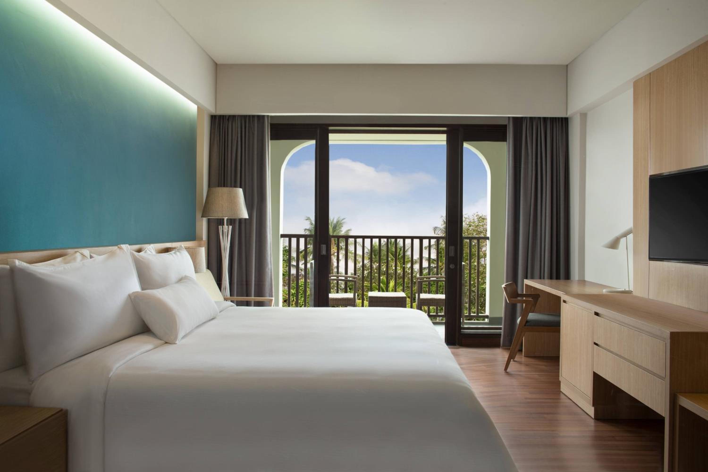 Deluxe Room, Guest room, 1 King, Garden view, Balcony with Daily Shuttle to Monkey Forest, Daily Yoga, Free Bike to borrow,  Free Family Activity and 24 Hour access to Motion Fitness Center photo 2