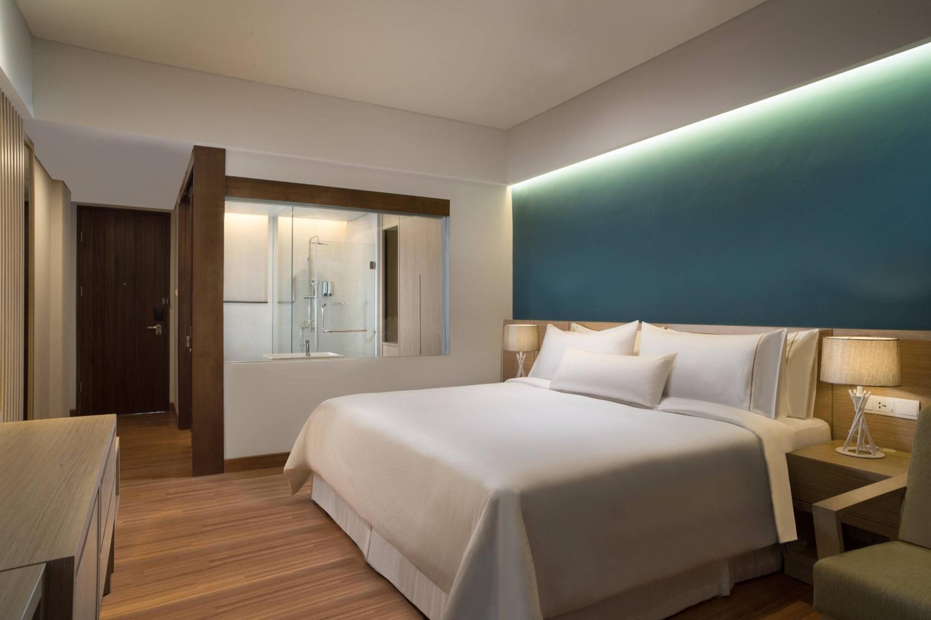 Deluxe Room, Guest room, 1 King, Garden view, Balcony with Daily Shuttle to Monkey Forest, Daily Yoga, Free Bike to borrow,  Free Family Activity and 24 Hour access to Motion Fitness Center photo 3