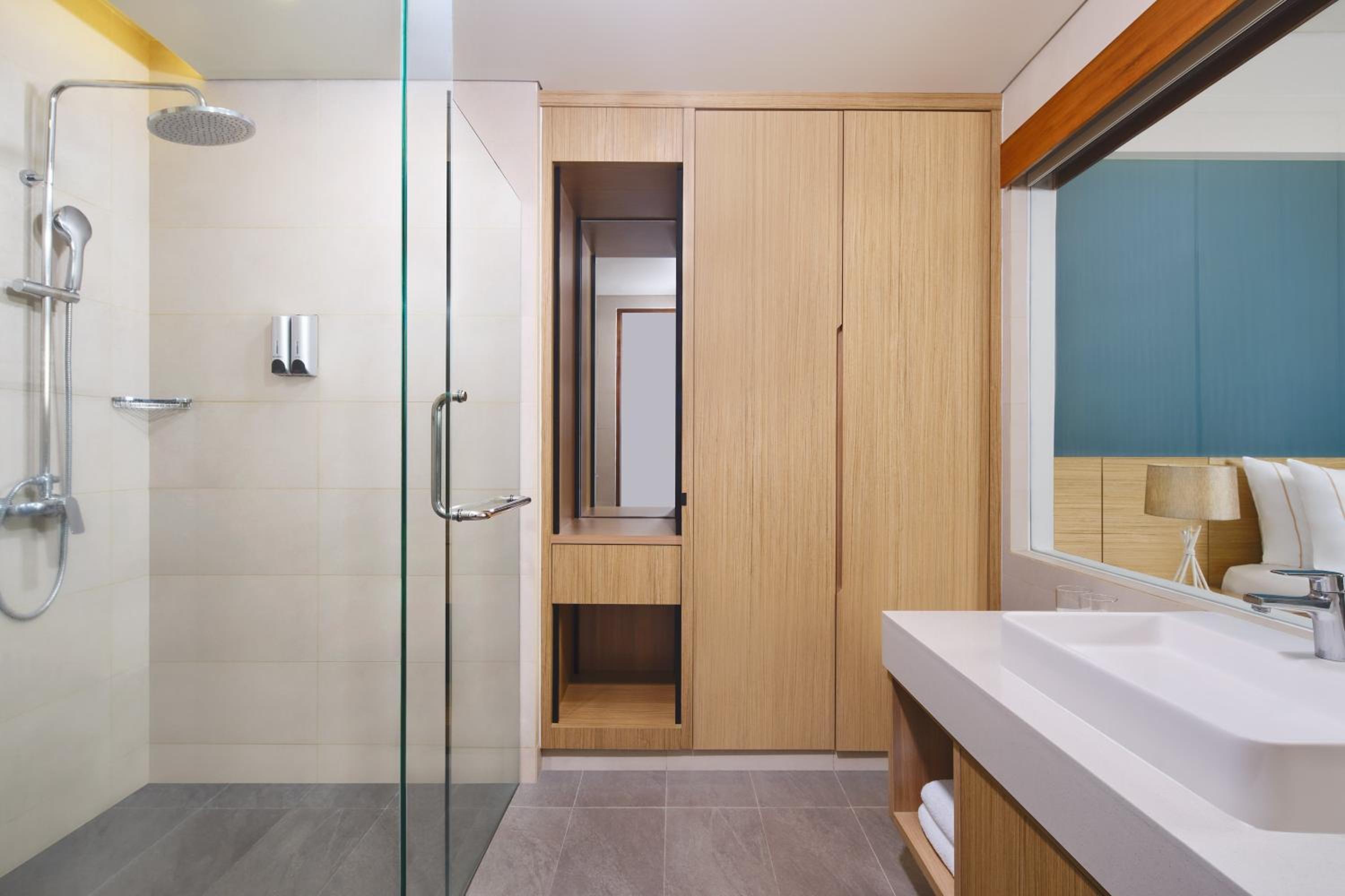 Deluxe King Room with Pool Access - Garden Level with Free Mini Bar, Daily Shuttle to Monkey Forest, Daily Yoga, Free Bike to borrow,  Free Family Activity and 24 Hour access to Motion Fitness Center photo 2