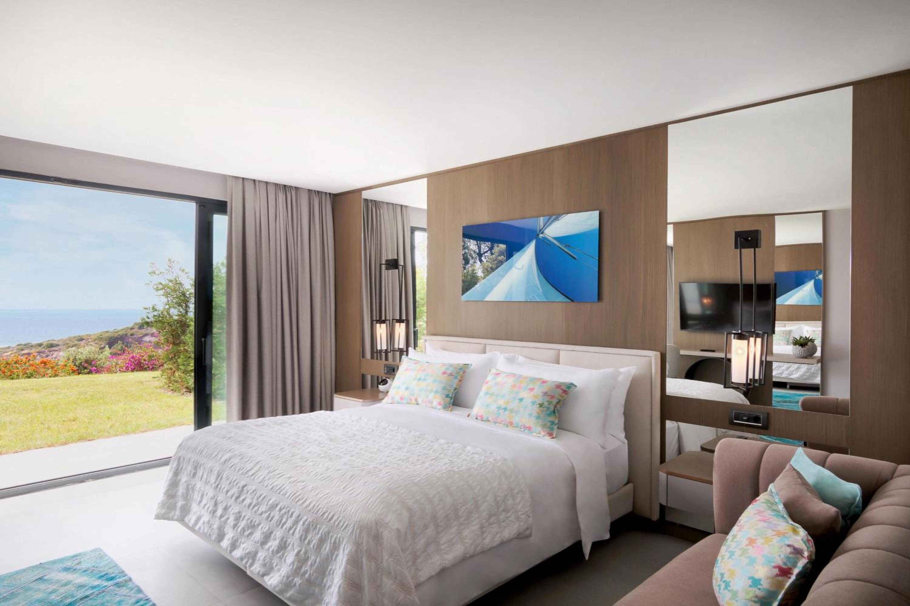 Deluxe Seaview with sofa, Guest room, 1 King, Sea view