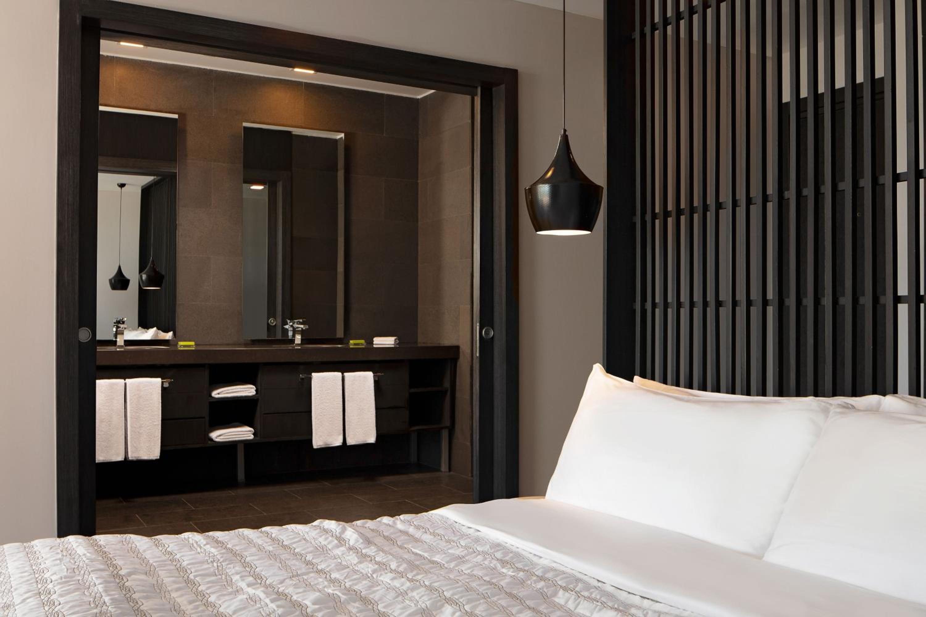 Grand Suite, with King Bed and Sea view thumbnail 5
