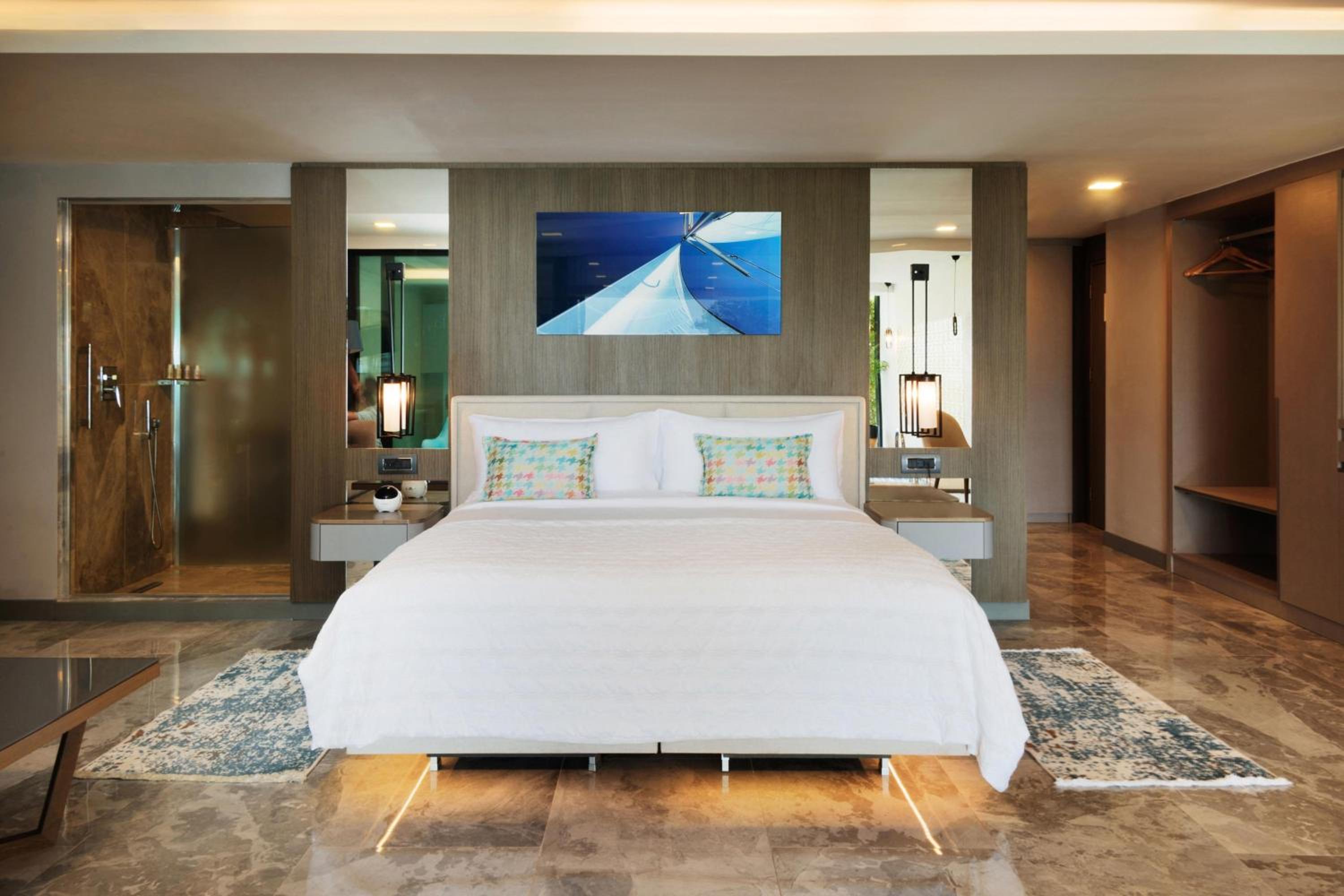 Indoor Grand Pool Suite, 1 Bedroom Suite, 1 King, Sea view thumbnail 6