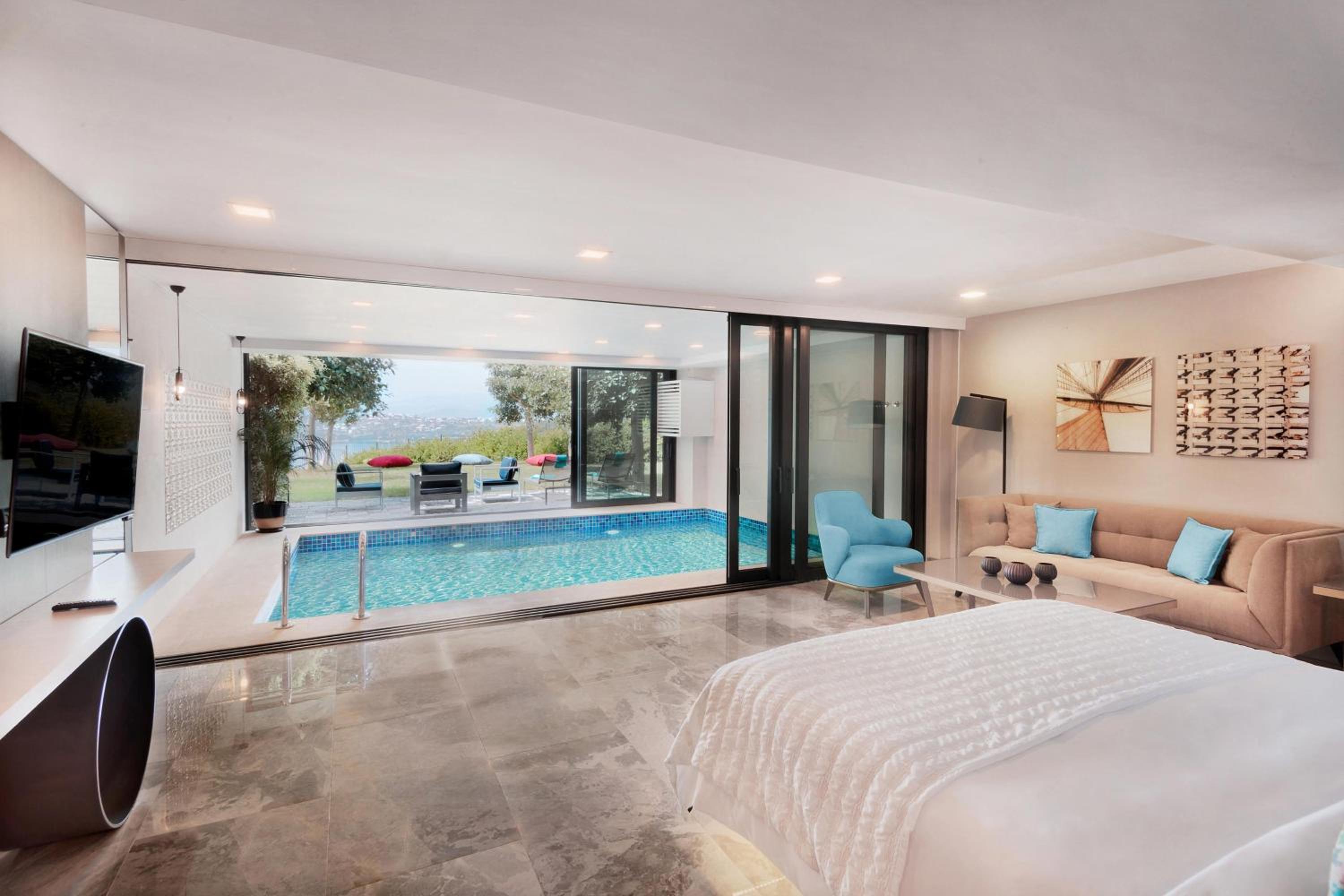 Indoor Grand Pool Suite, 1 Bedroom Suite, 1 King, Sea view