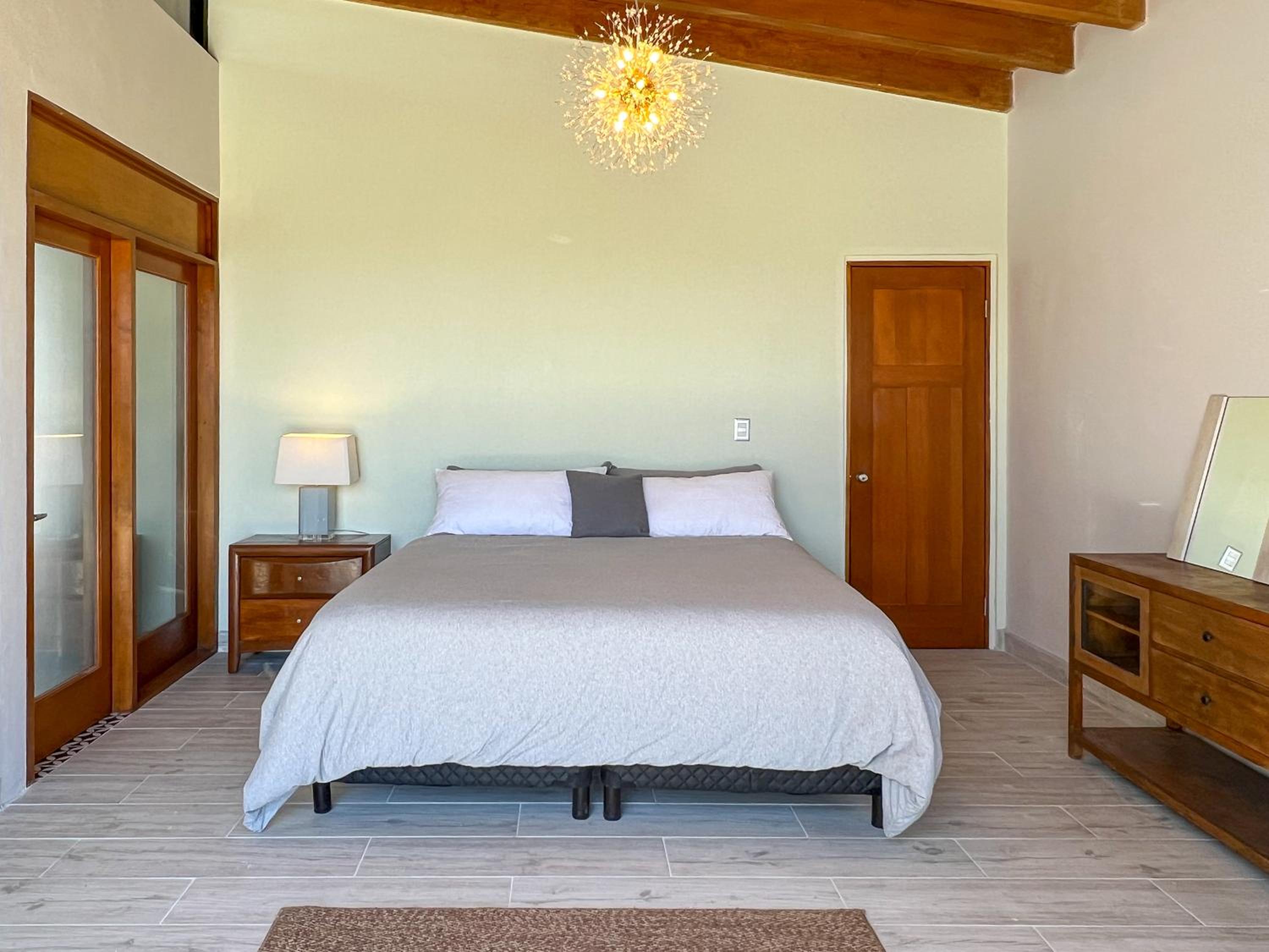 Deluxe King Suite - Photo 14