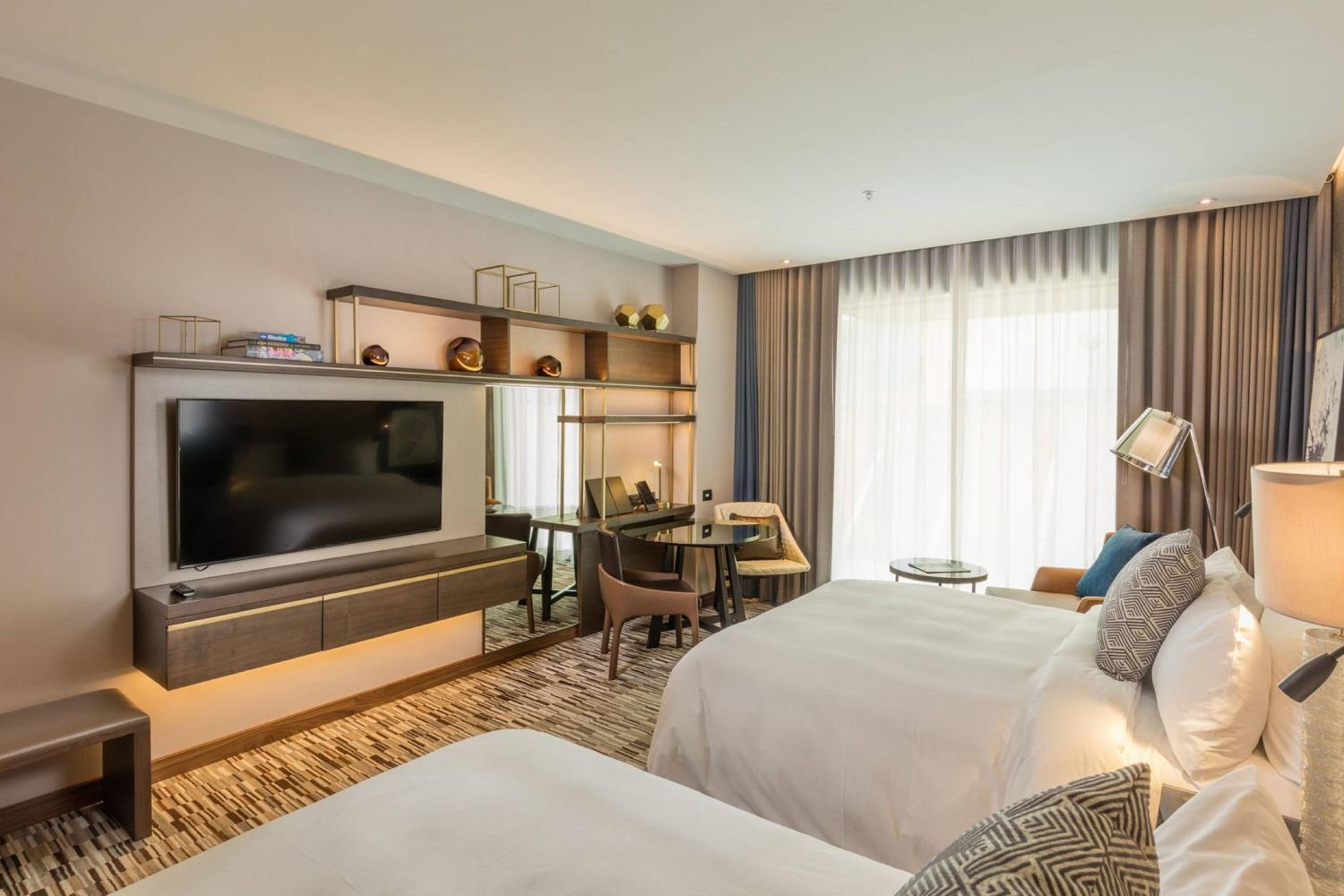Deluxe Guest room with 2 Queen - Photo 7