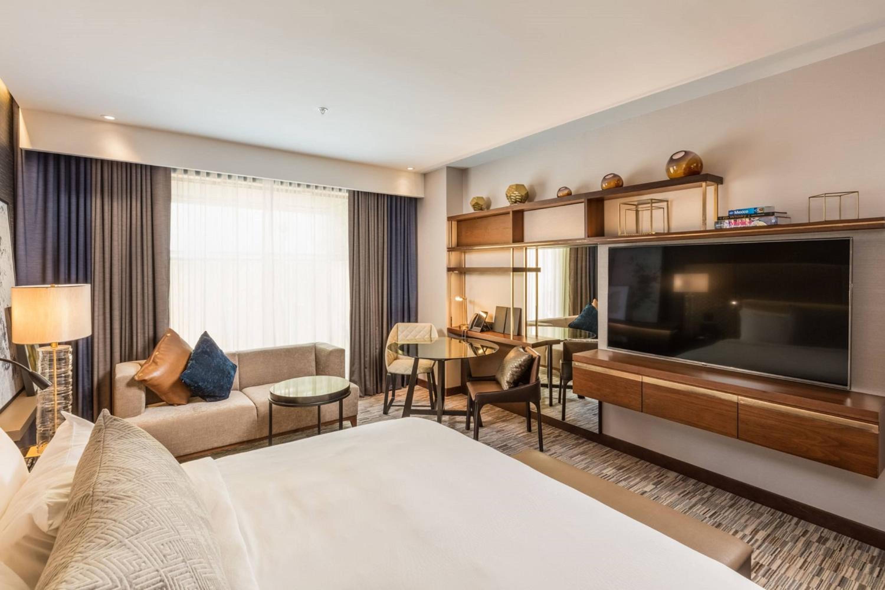 Deluxe Guest room with 1 King - Photo 2