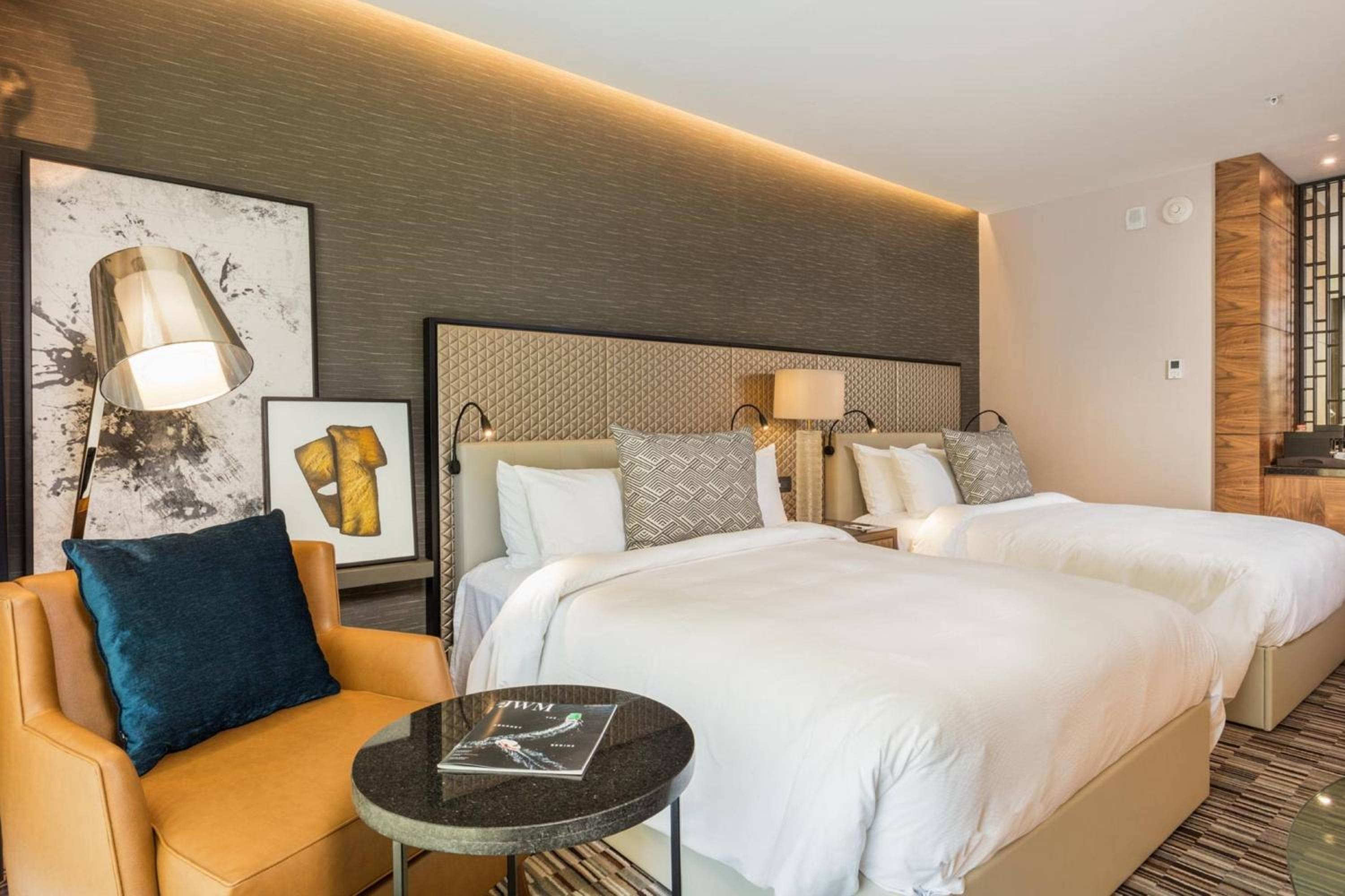 Deluxe Guest room with 2 Queen - Photo 6