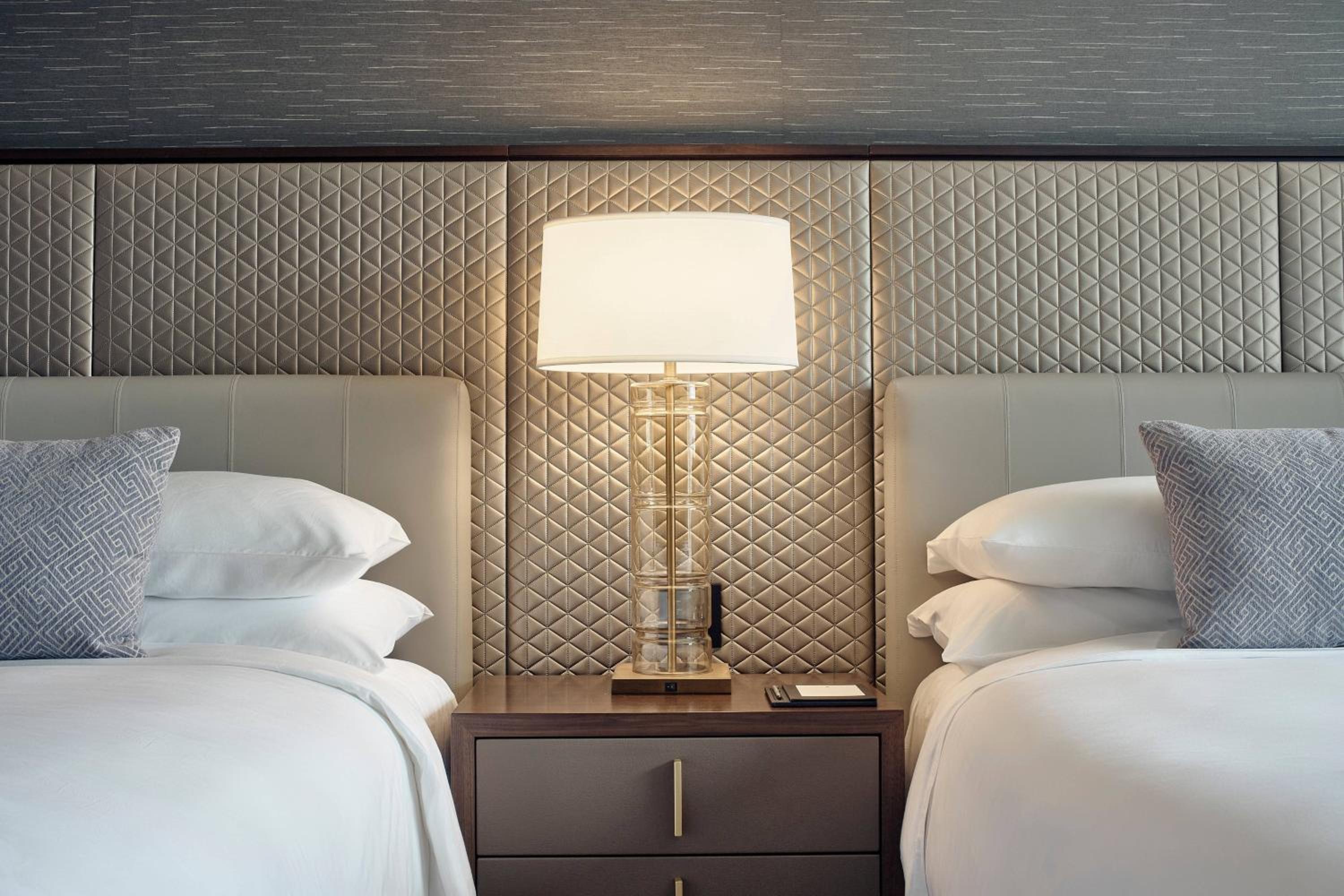 Deluxe Guest room with 2 Queen - Photo 8