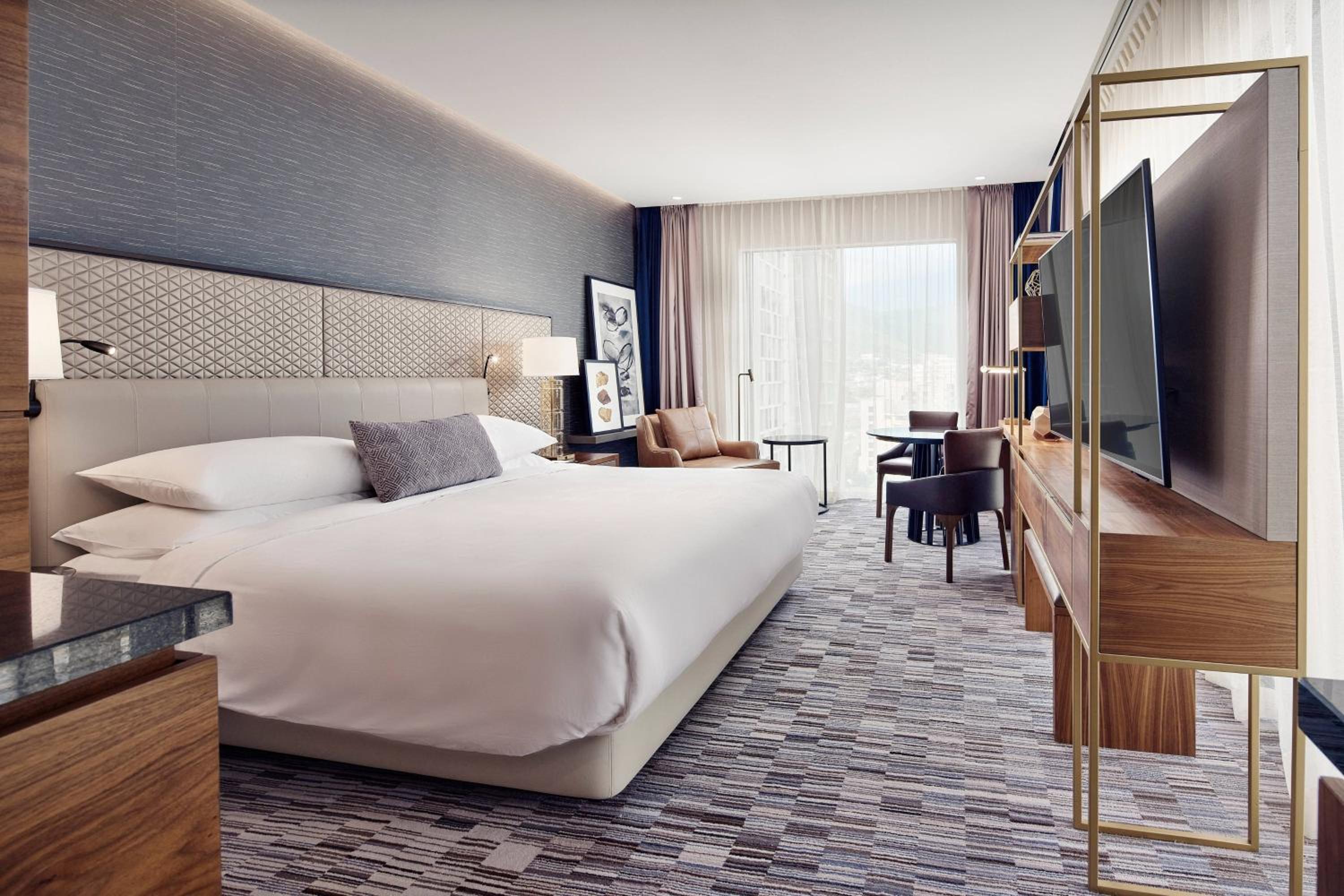 Deluxe Guest room with 1 King - Photo 1