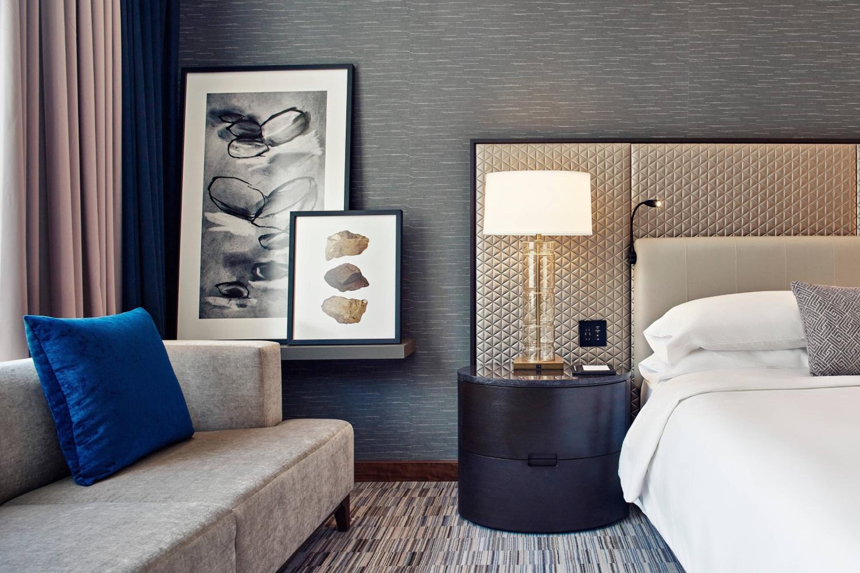 Deluxe Guest room with 1 King - Photo 3