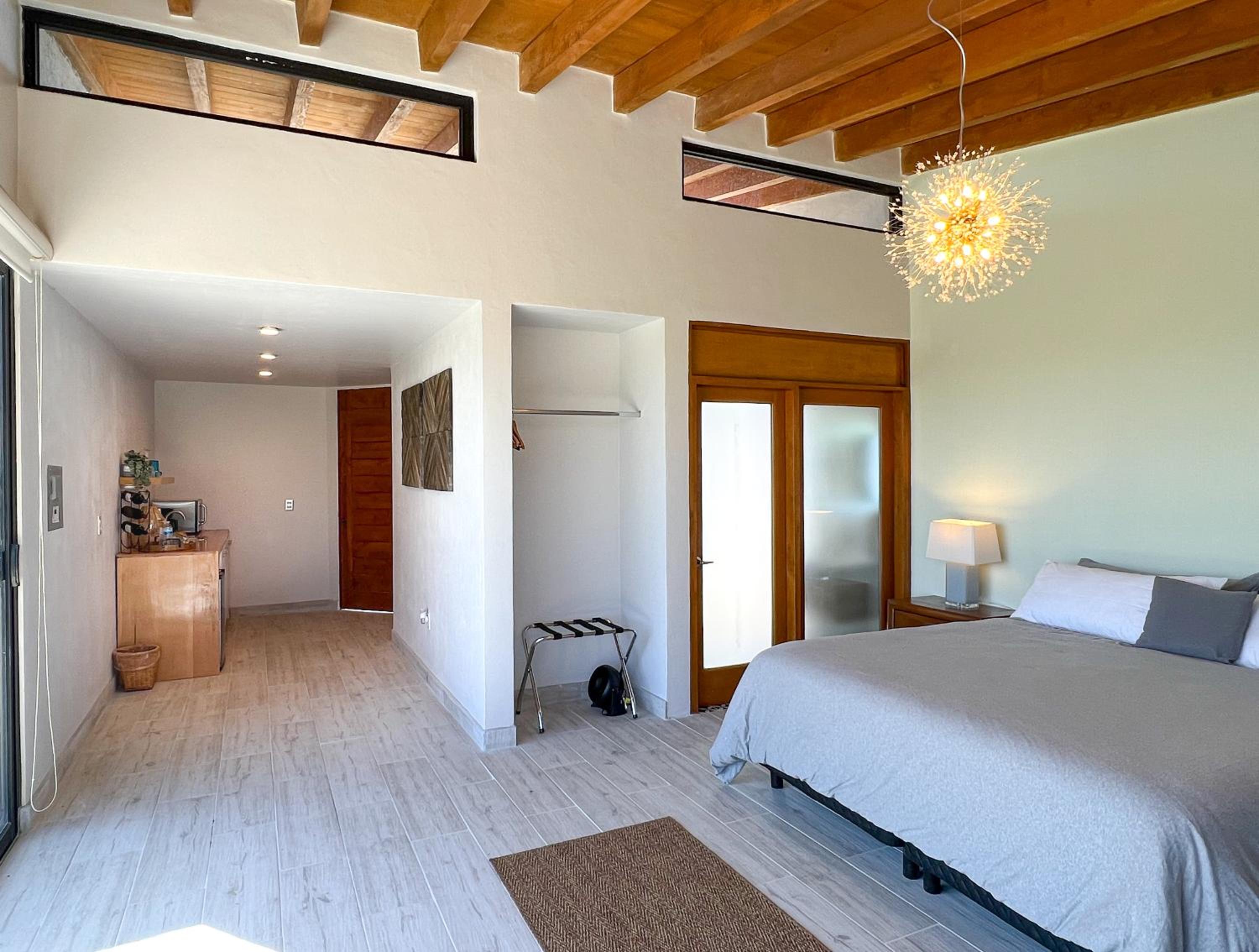 Deluxe King Suite - Photo 13