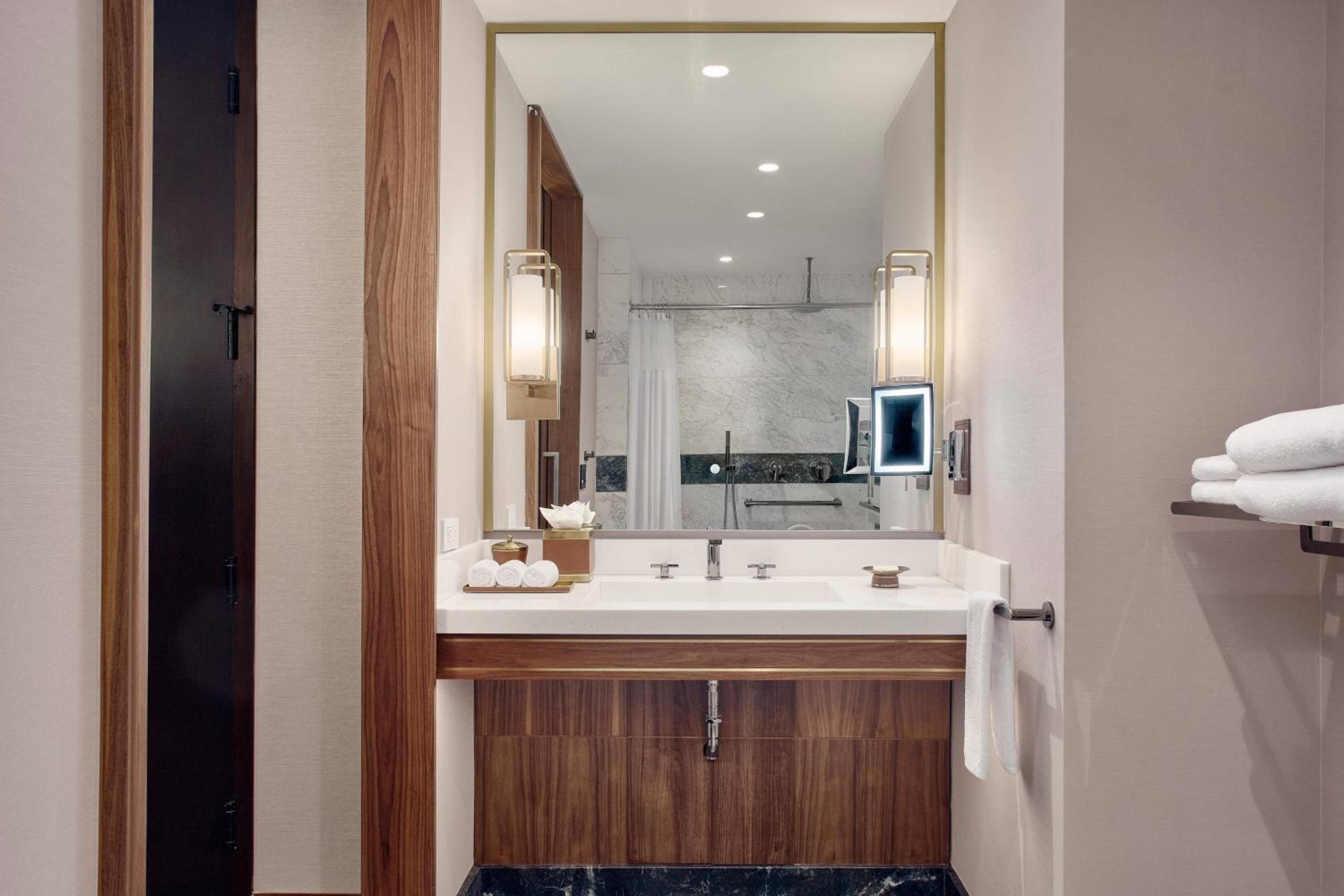 Deluxe Guest room with 1 King - Photo 5