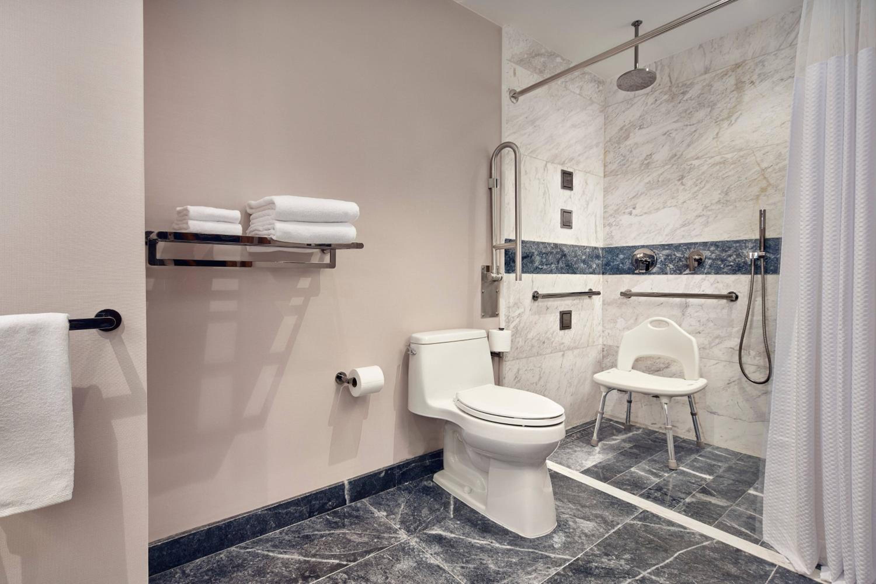 Deluxe Guest room with 1 King - Photo 7