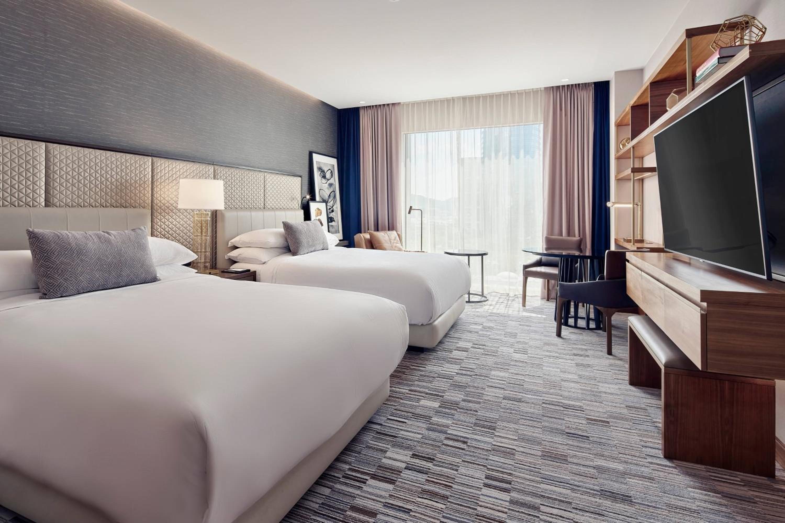 Deluxe Guest room with 2 Queen - Photo 1