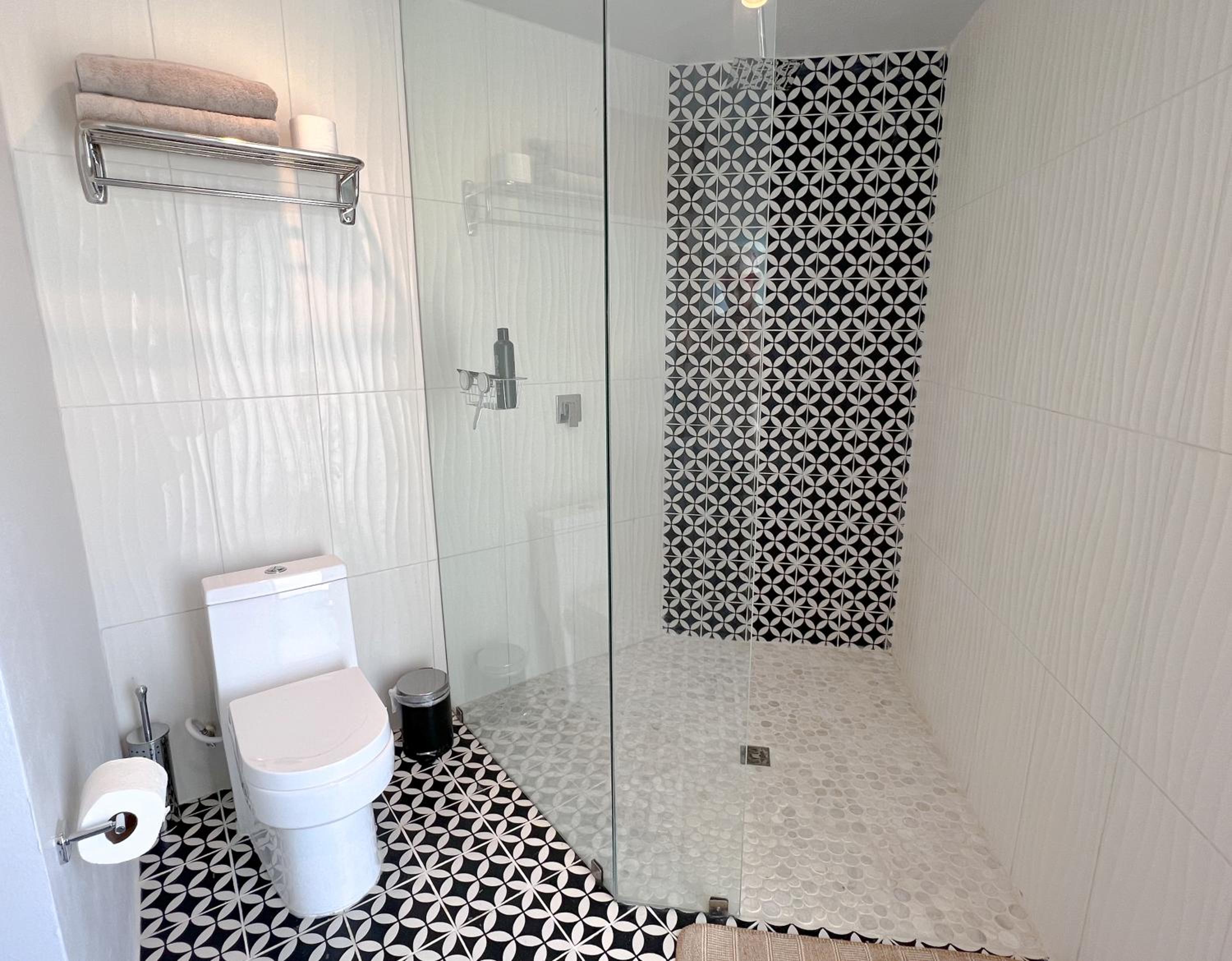Deluxe King Suite - Photo 7