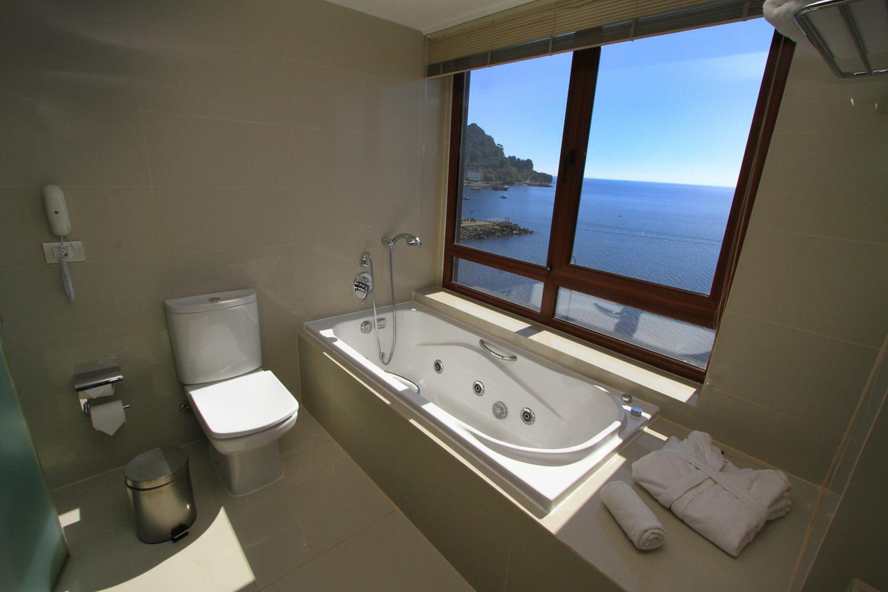 Premium King Suite with Lake View - Non-Smoking photo 3