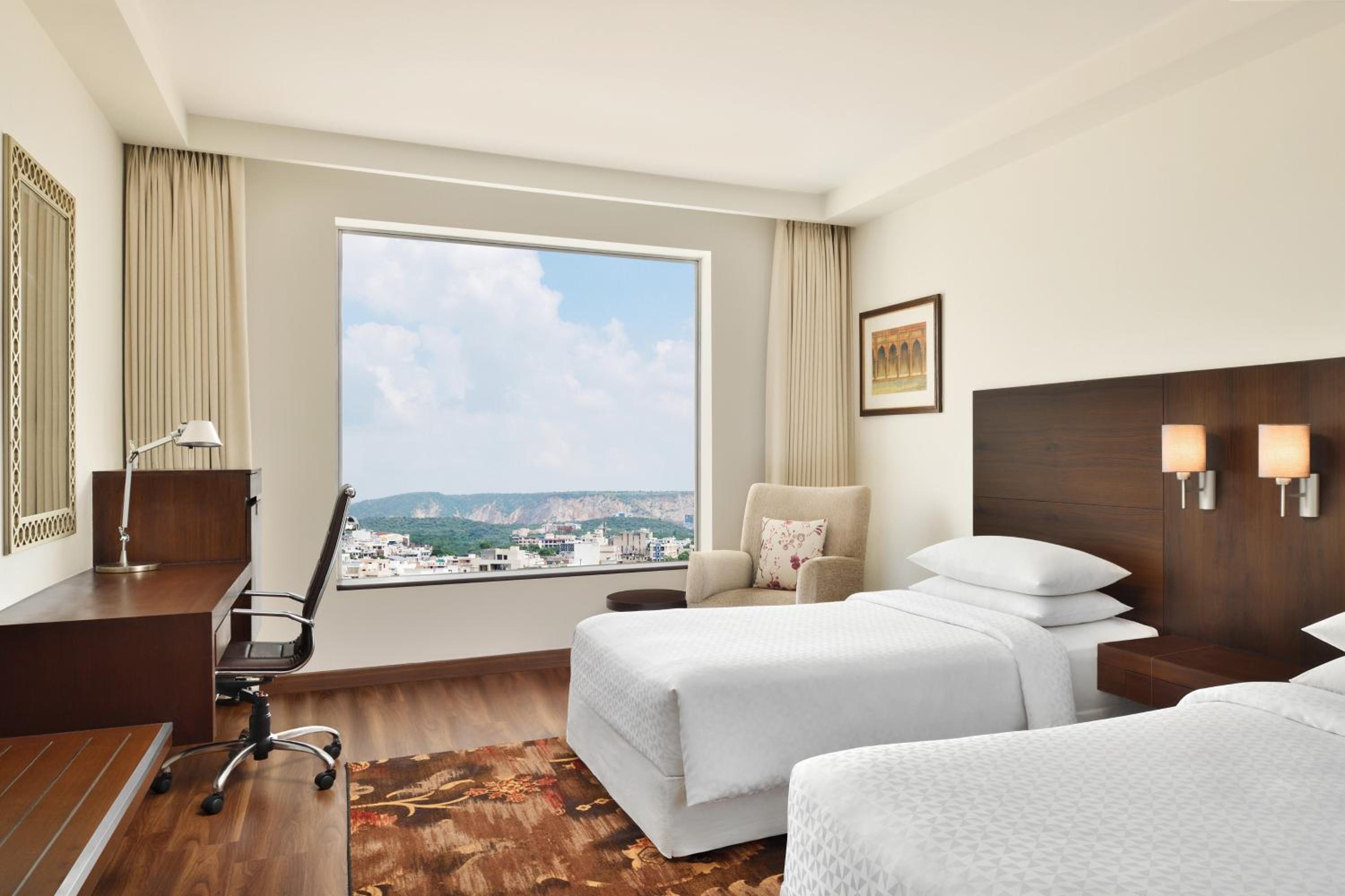 Club Twin Room 20% Dis on SPA, Laundry and Food & Soft Beverages only at The Eatery, One way Airport/Railway Transfer complimentary,Credit Meal of INR 1000/- in a the stay on Minimum bill amount of INR 2500/-) - Photo 5