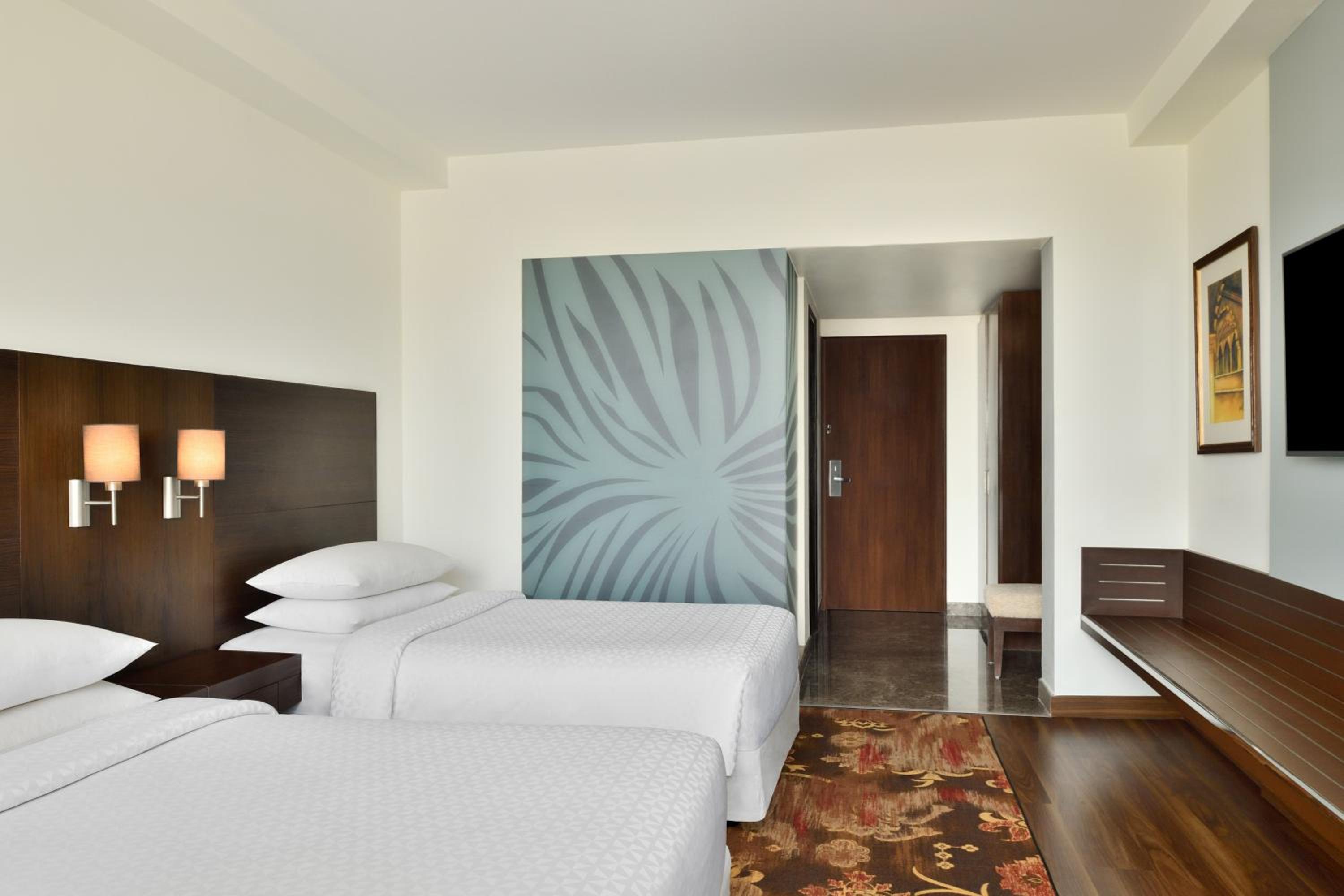 Club Twin Room 20% Dis on SPA, Laundry and Food & Soft Beverages only at The Eatery, One way Airport/Railway Transfer complimentary,Credit Meal of INR 1000/- in a the stay on Minimum bill amount of INR 2500/-) - Photo 4