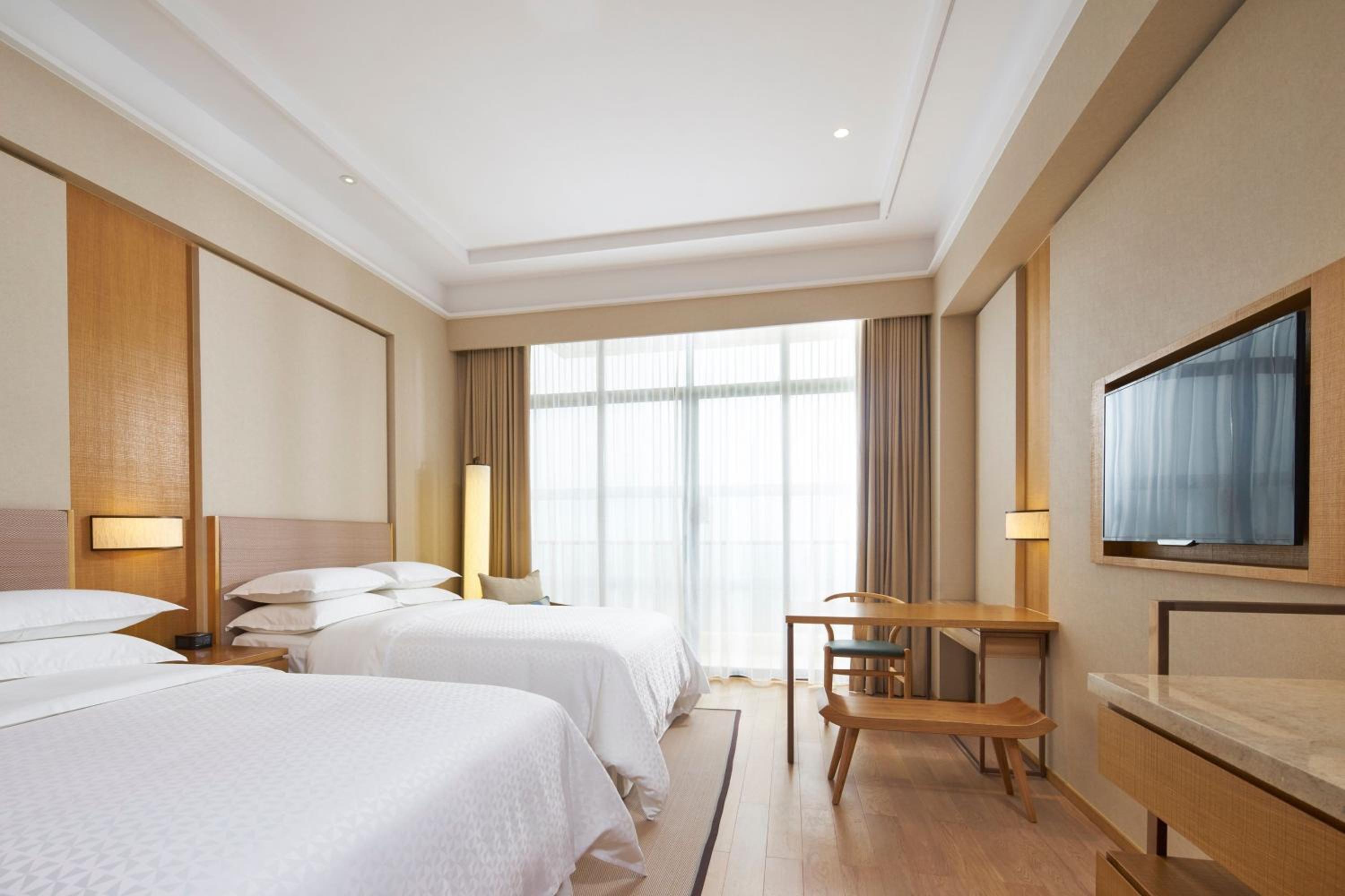 Twin Room with Golf View-Low Floor photo 1