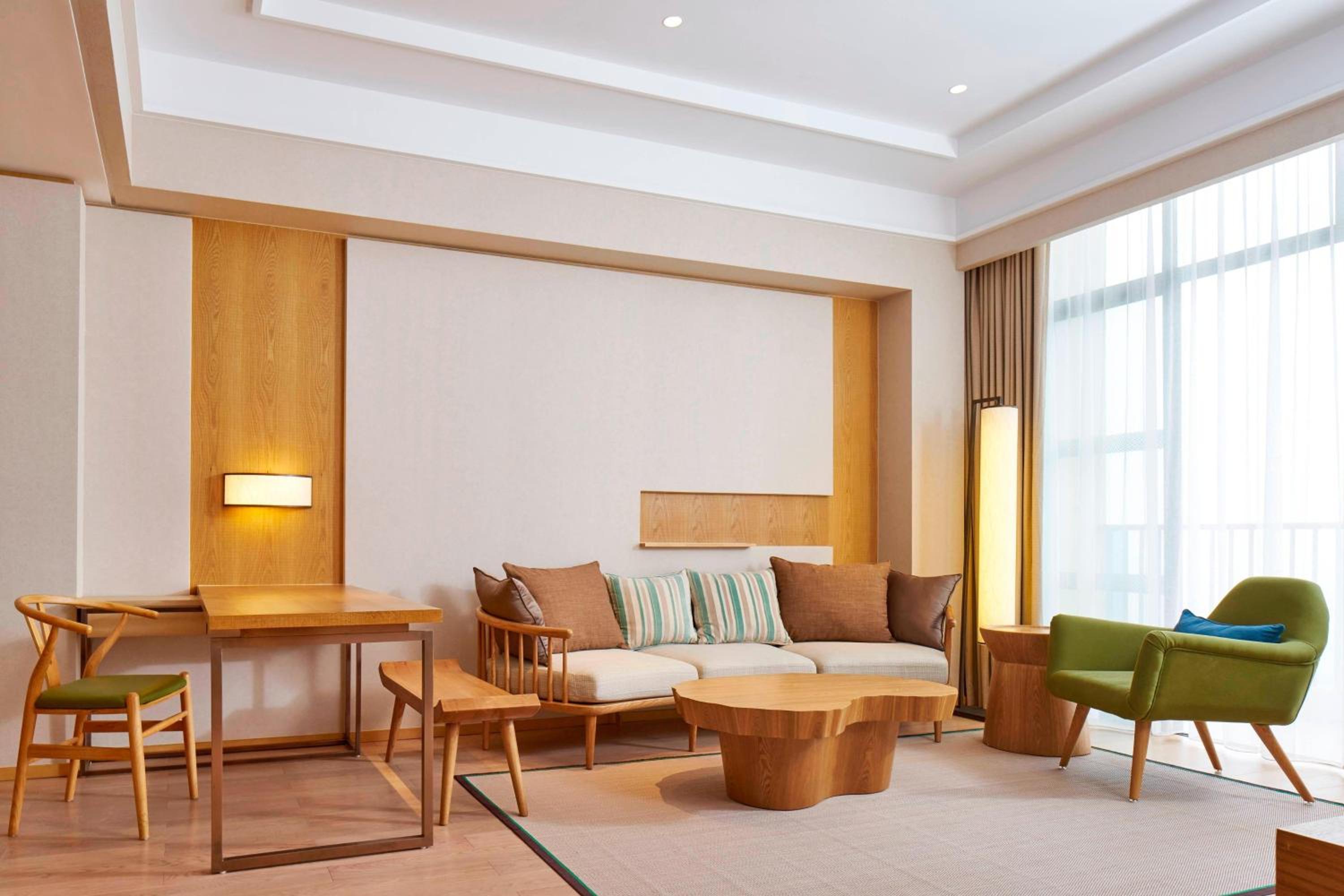 One Bedroom Junior Suite with Golf View photo 3