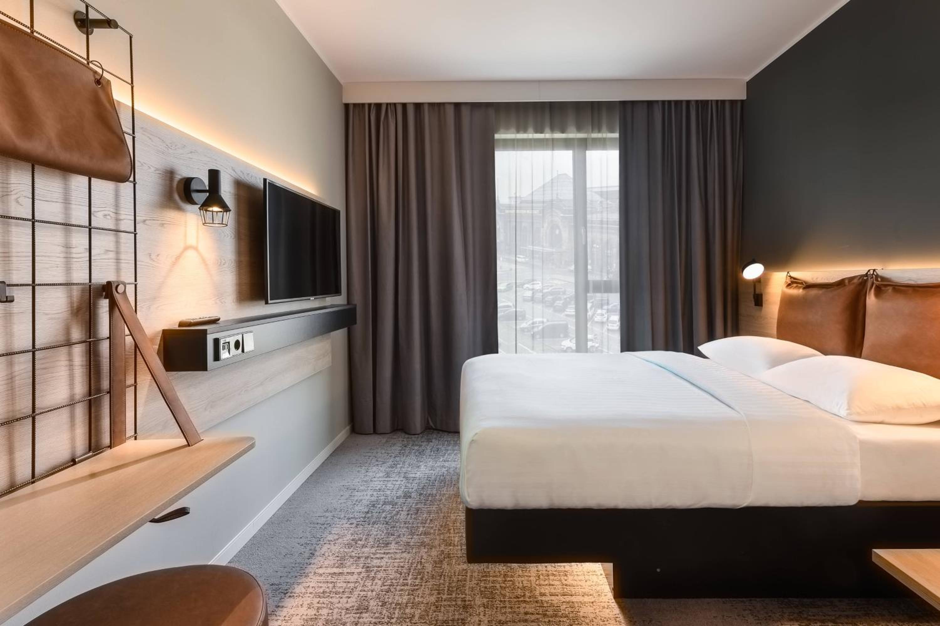 Moxy Sleeper, Guest room, 1 Queen - Photo 1