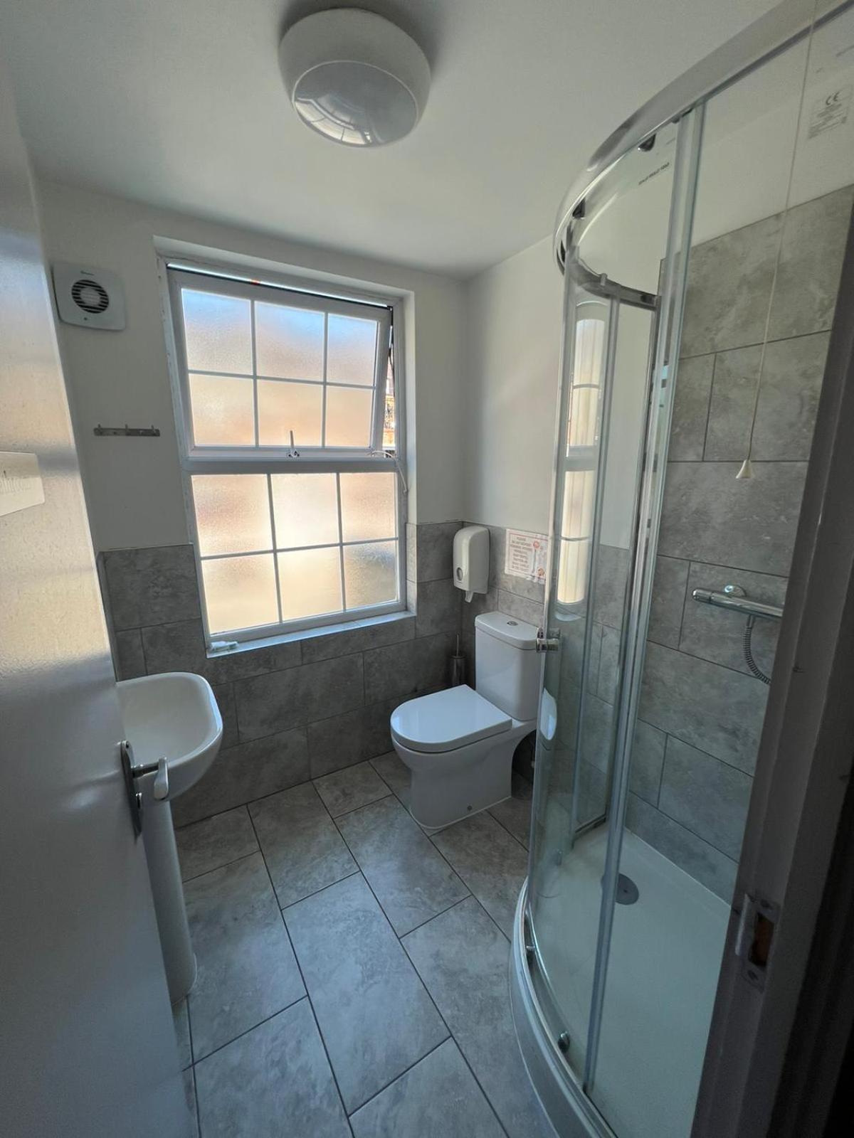 Double Room with Shared Bathroom photo 3