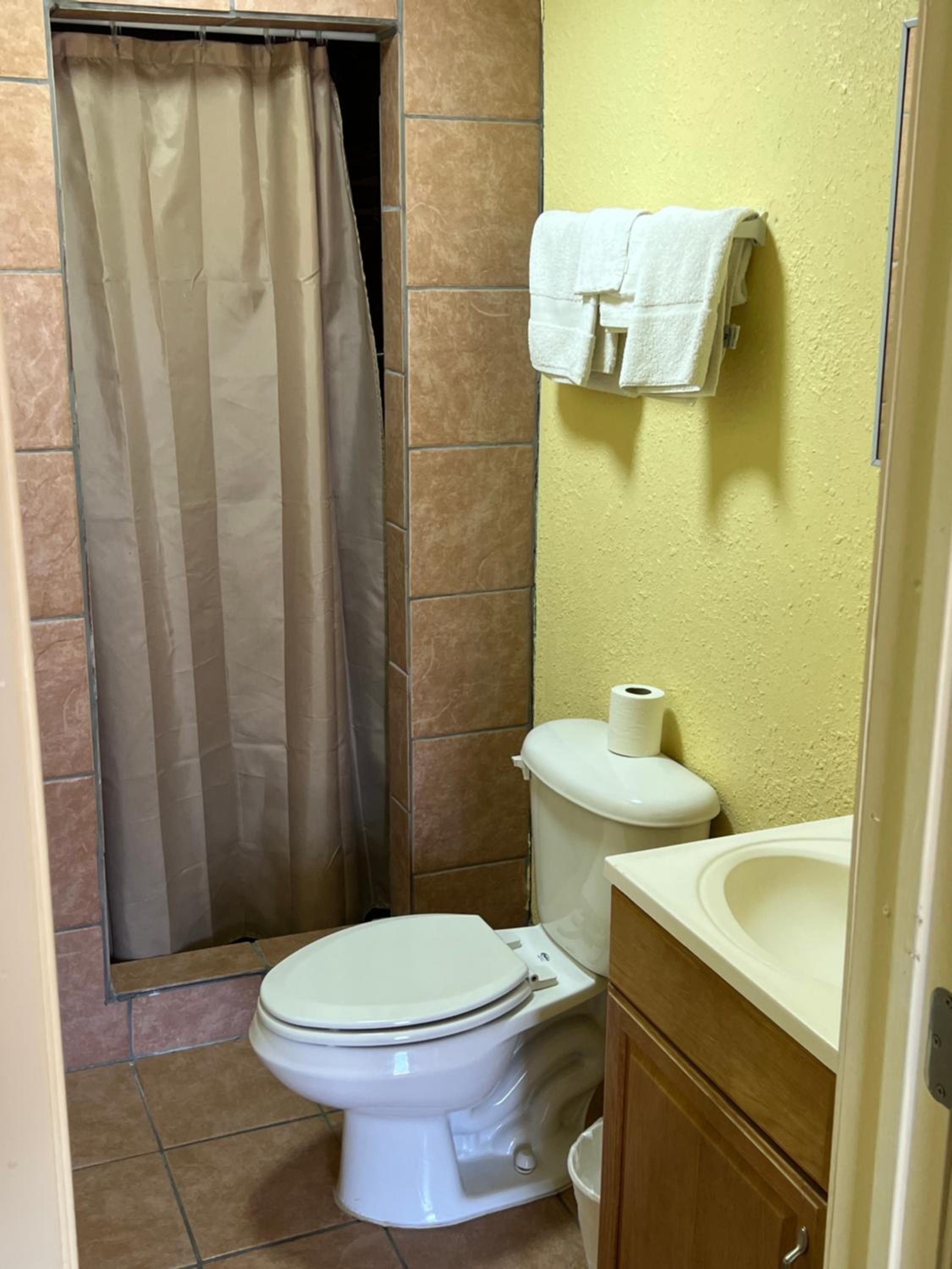 Standard King Room photo 3
