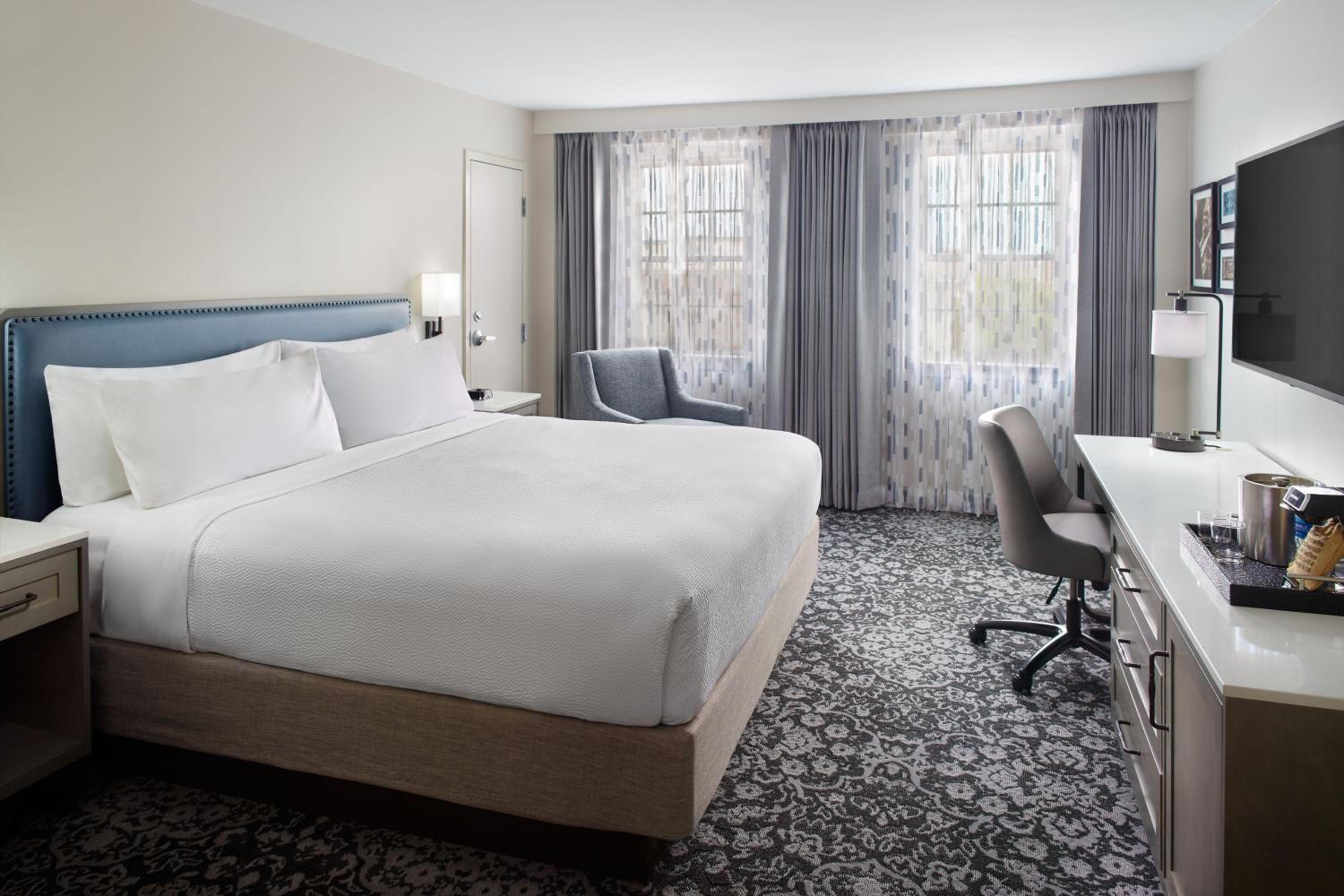 King Room with Adapted Tub - Mobility Accessible - Photo 3