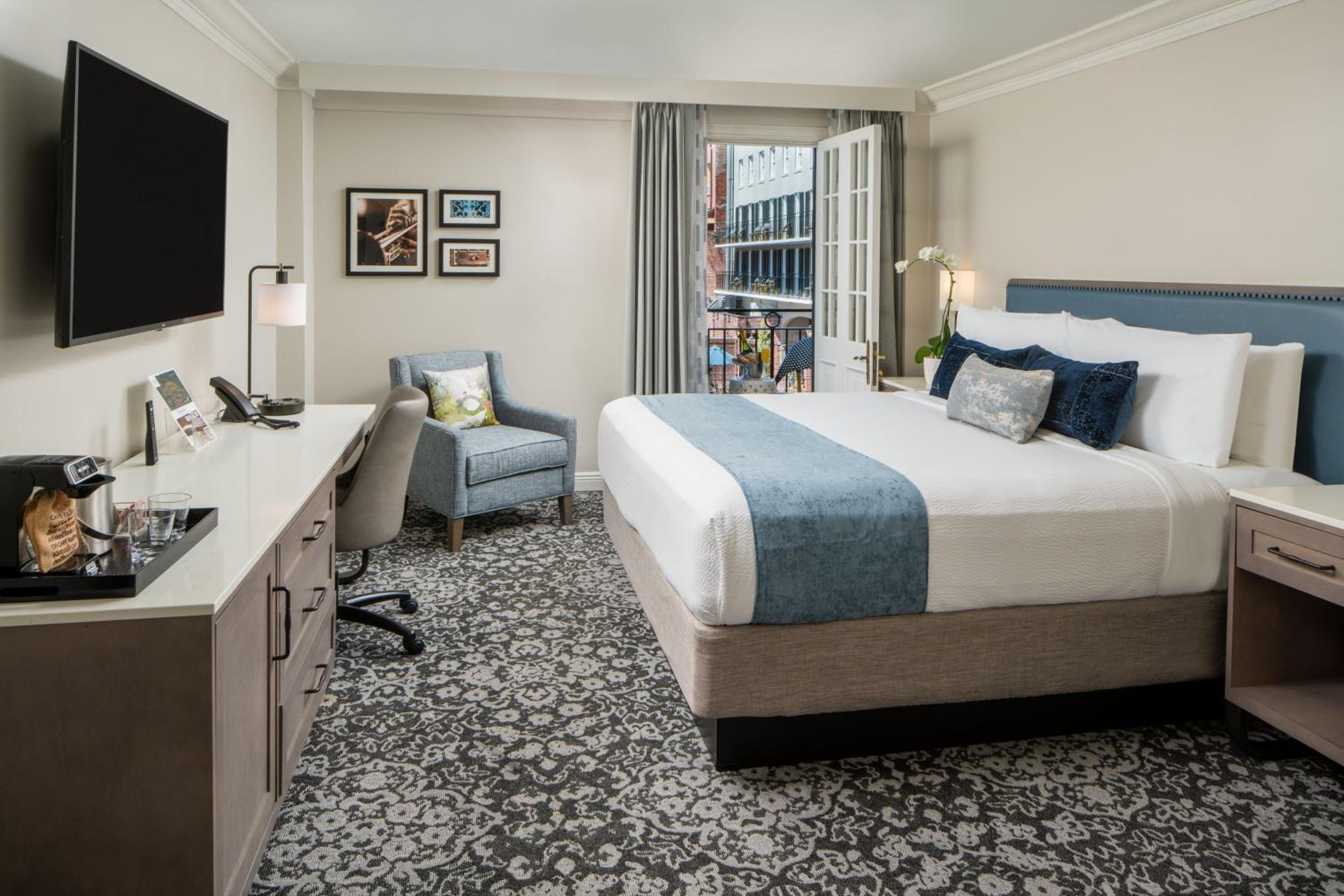 Deluxe Guest Room, Balcony, 1 King Bed, Courtyard View - Photo 1