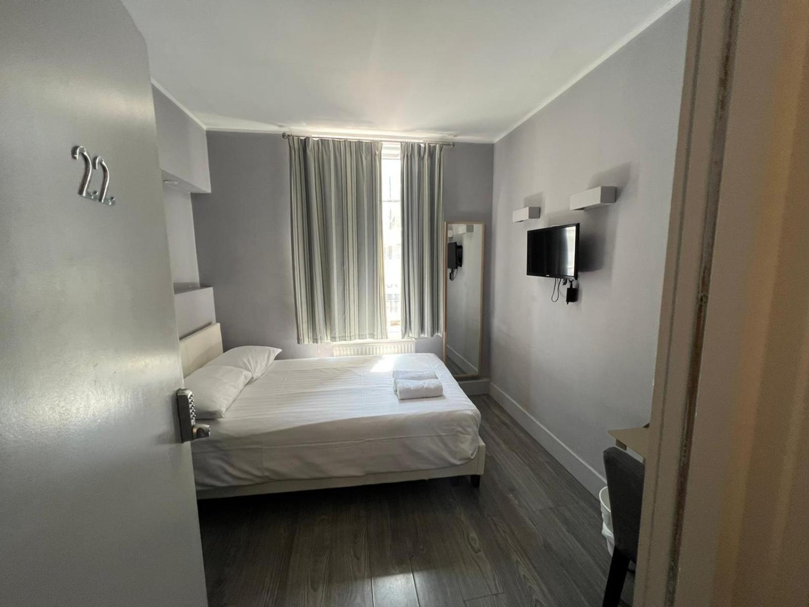 Double Room with Shared Bathroom photo 2