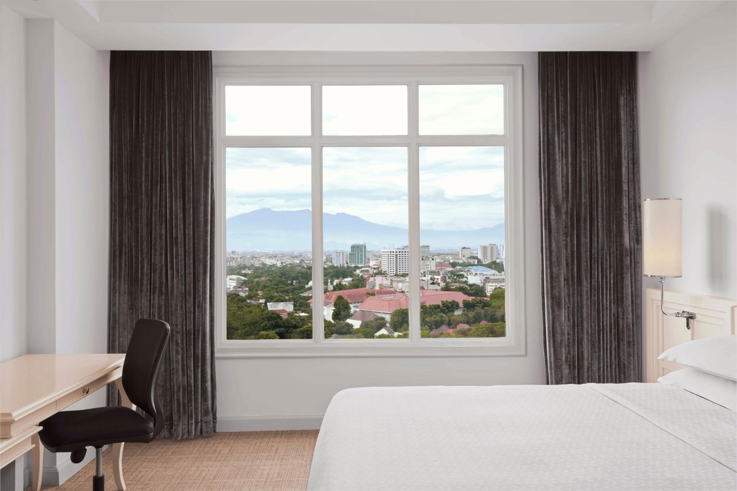 Signature King Room with Sofa Bed photo 3