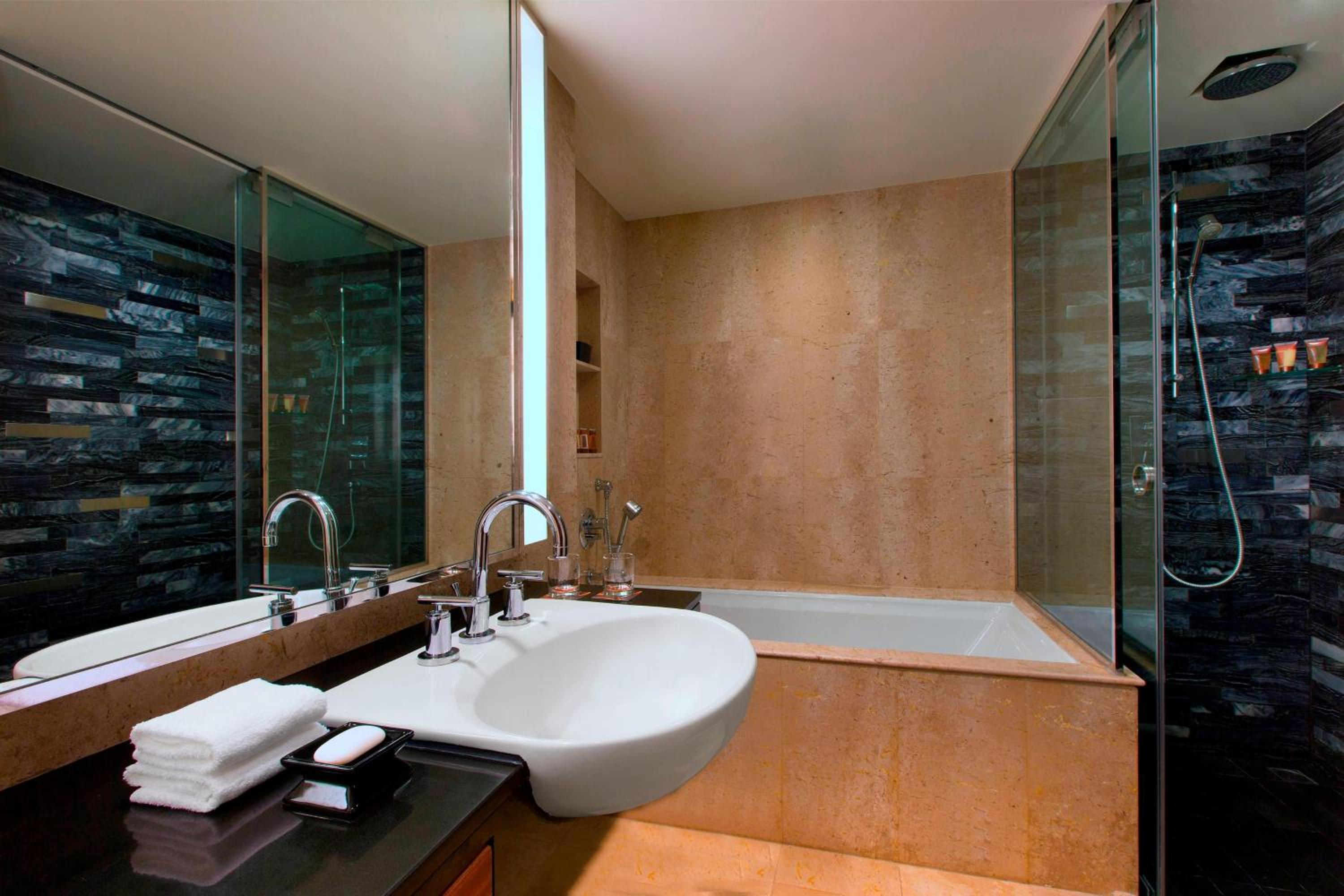 Junior, Club lounge access, Suite, 1 King, River view