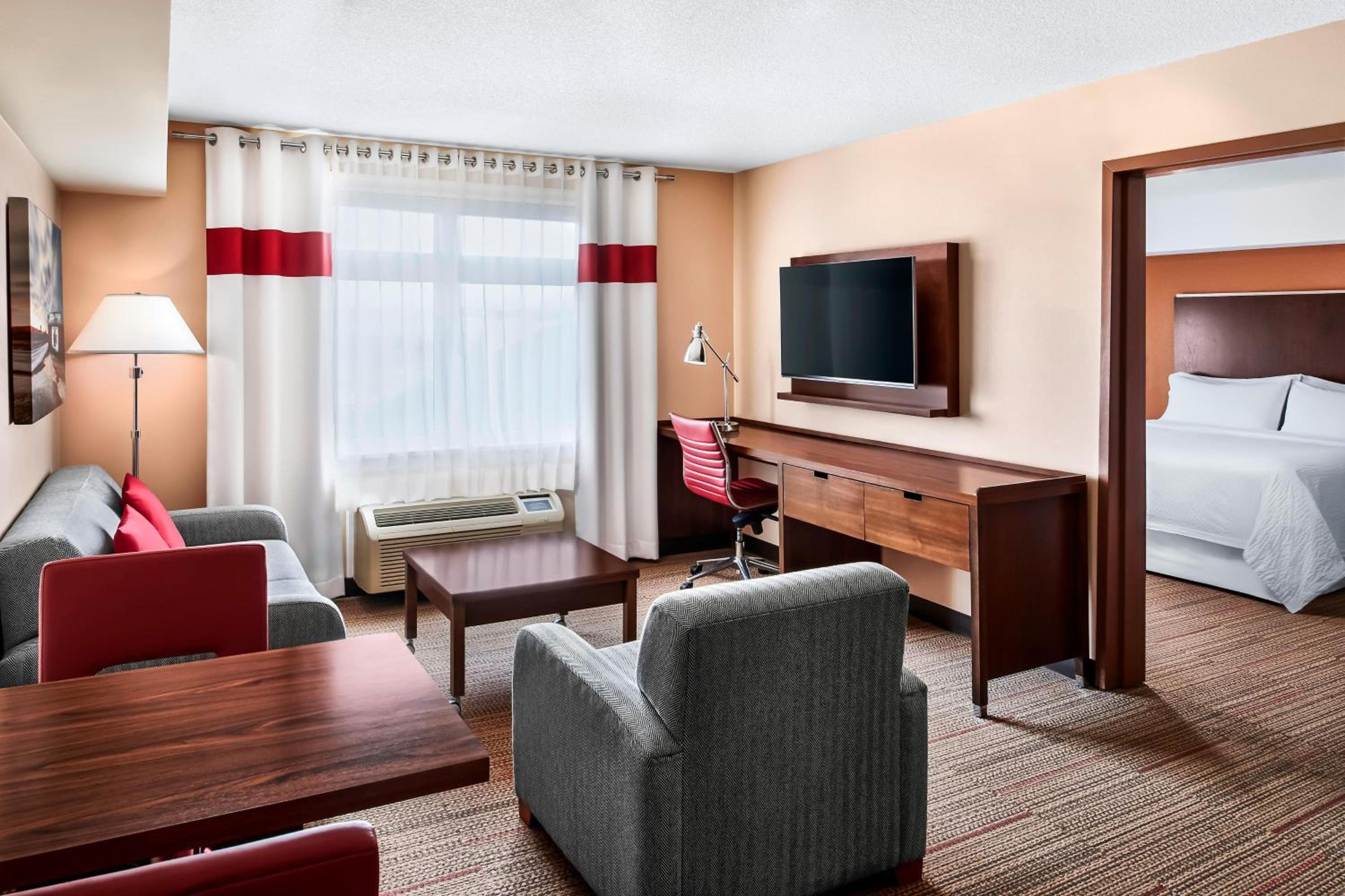 1 Bedroom Suite, 1 King, Sofa bed, Corner room - Photo 5