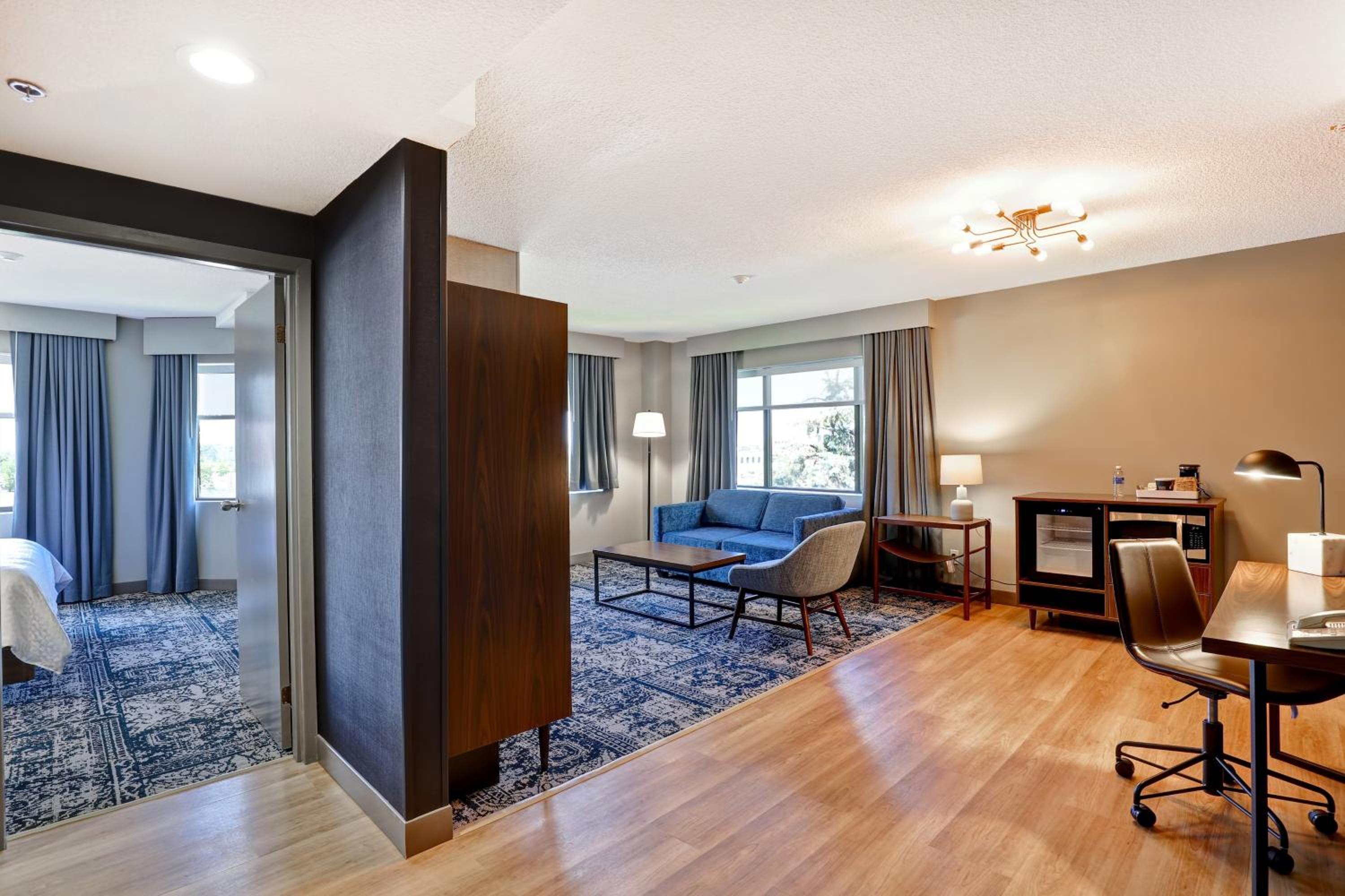 Larger Suite, 1 King, Sofa bed - Photo 4