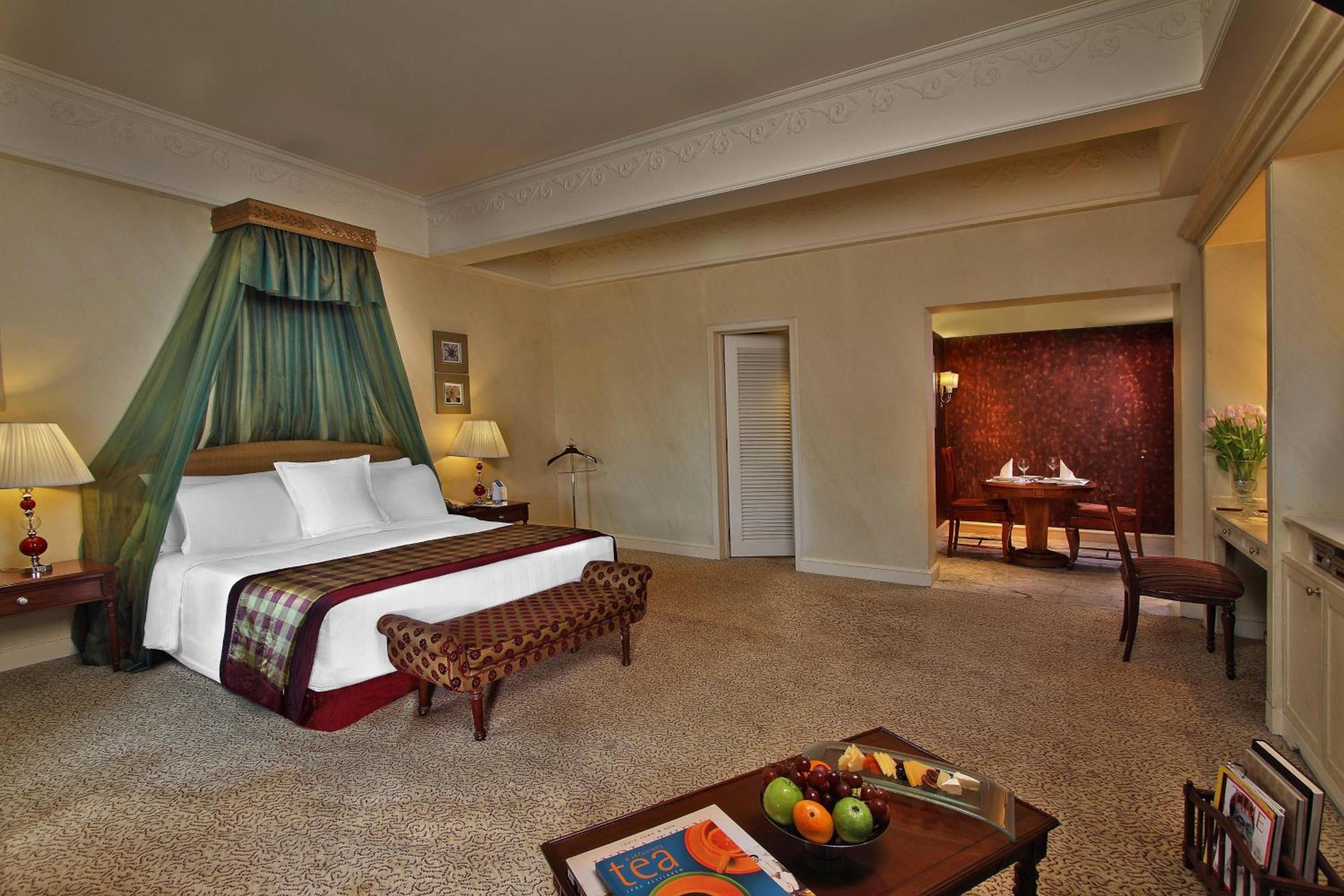 Large King Room - Club Lounge Access - Photo 3