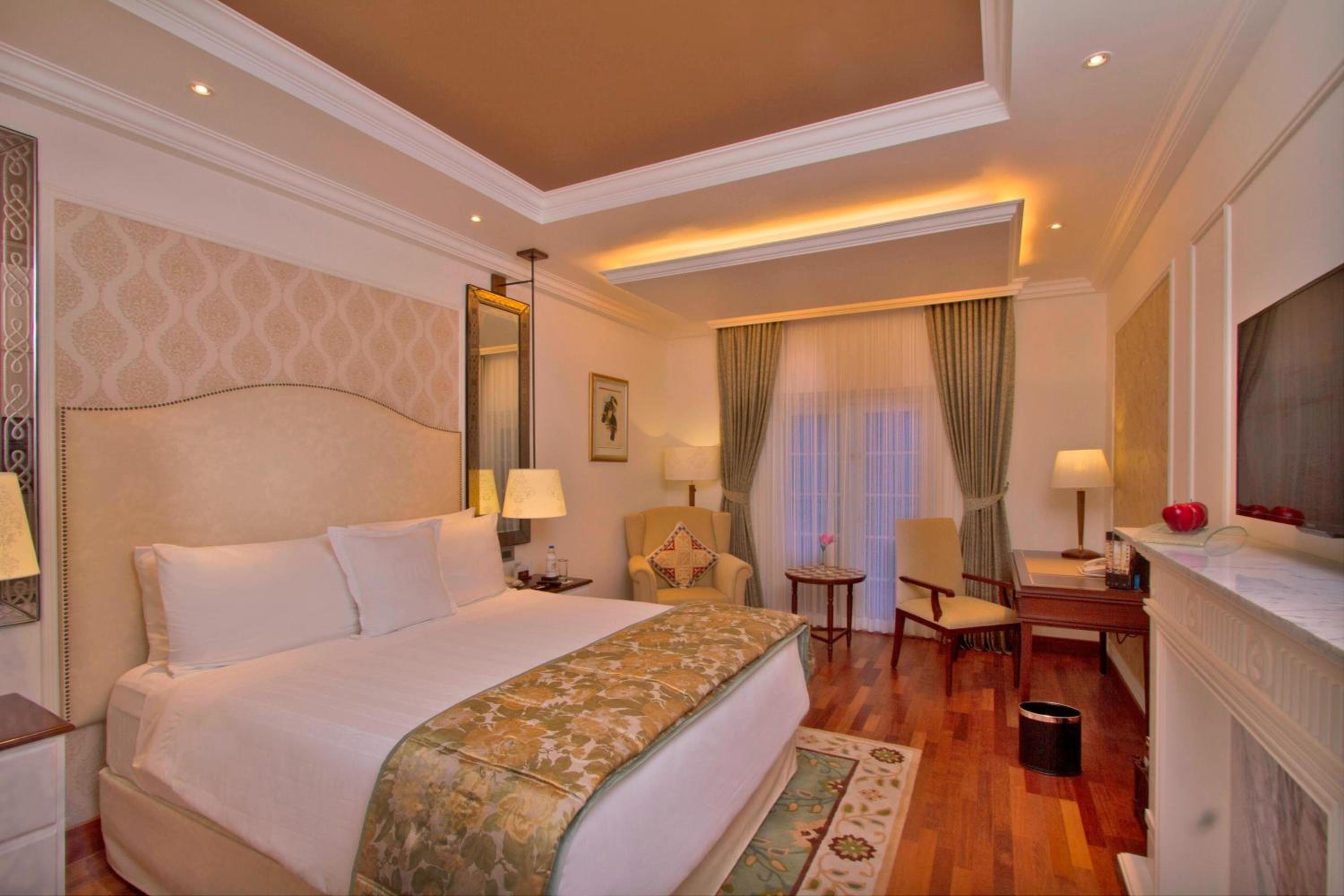 Large King Room - Club Lounge Access - Photo 5