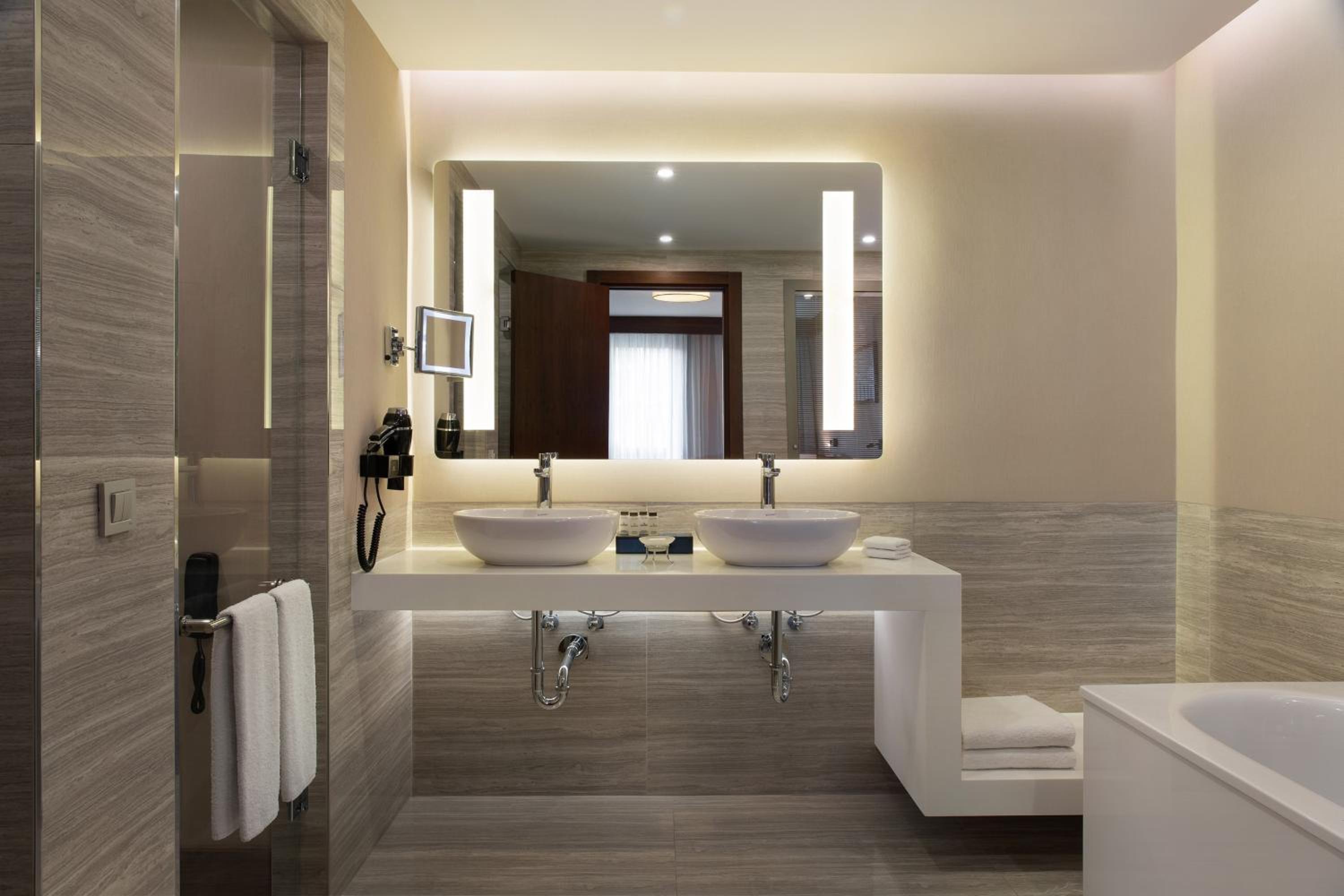 Junior Suite with Lounge Access
