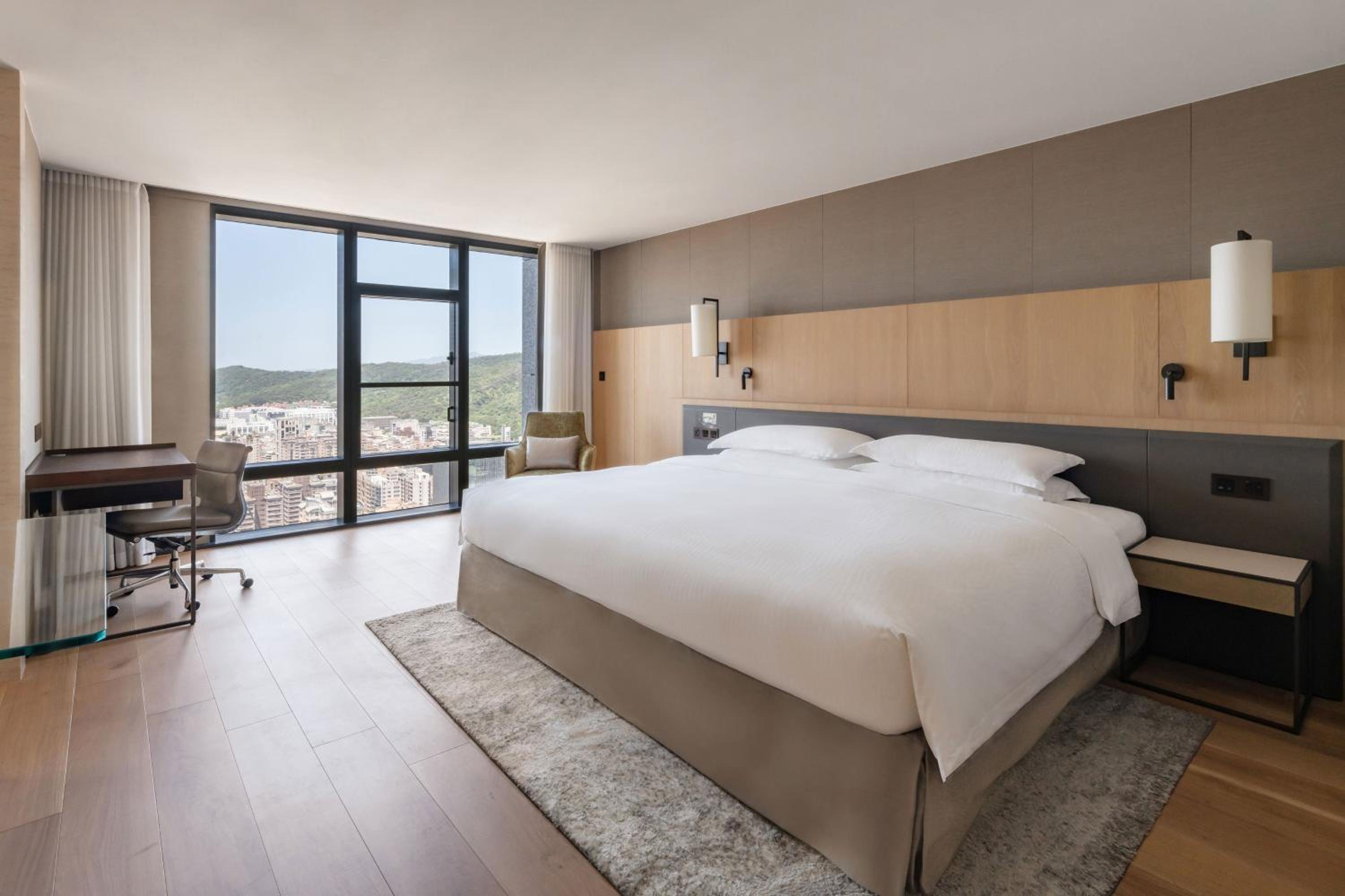Sky Brilliant Suite with Living Room and Lounge Access