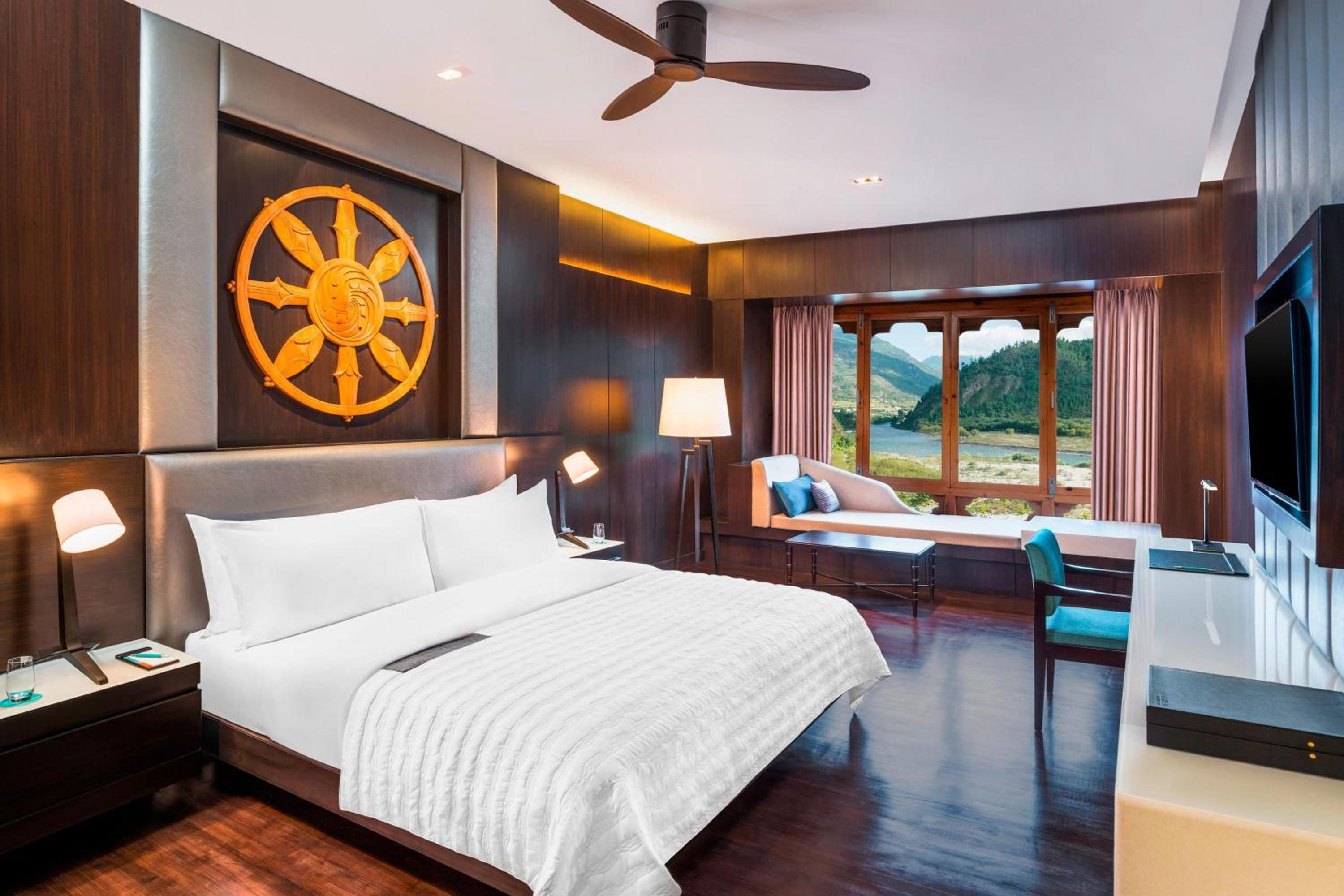 Deluxe King, Larger Guest room, 1 King or 1 Double, Sofa bed photo 3
