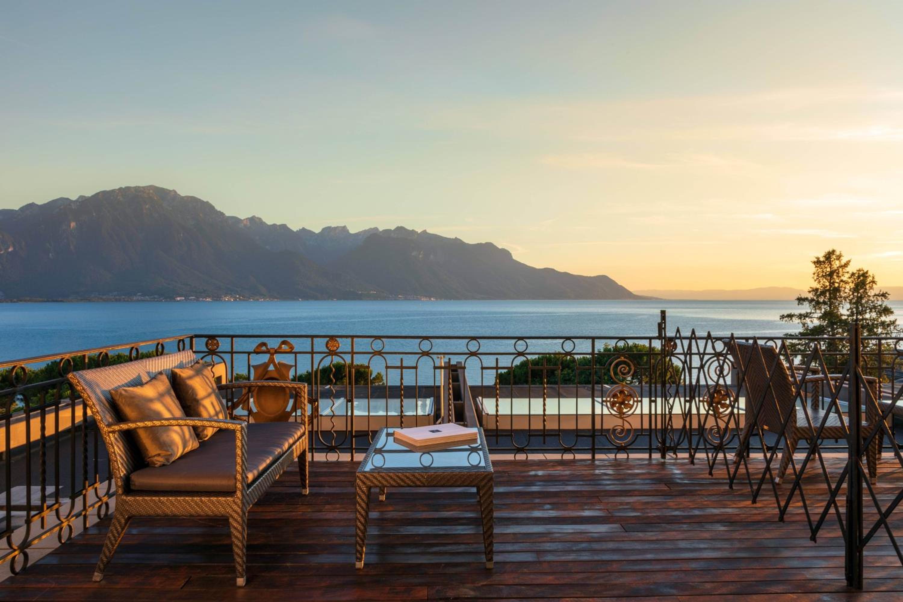 Deluxe Queen Room with Lake View and Balcony - Photo 3