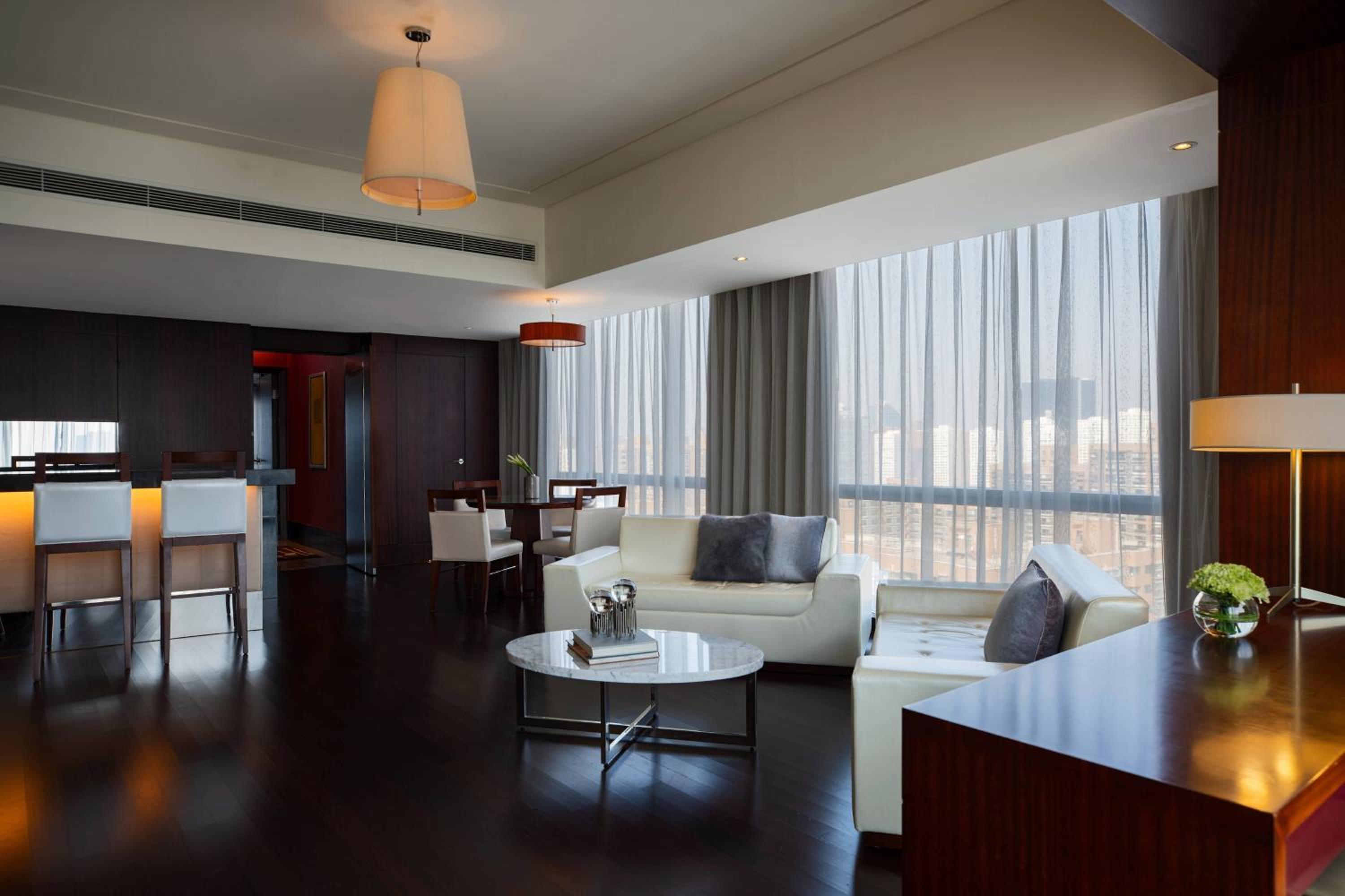 Executive Suite, 1 King (include Evening Alcohol Drinks & Light Buffet + 10% for Food & Beverage) - Photo 5