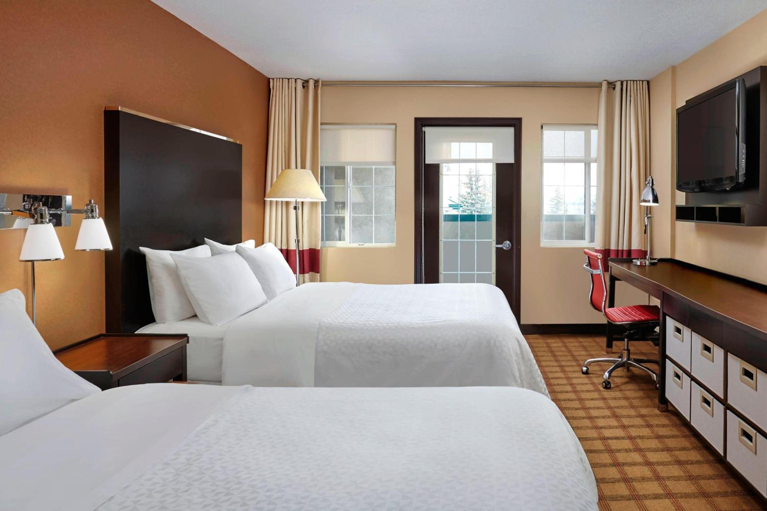 Guest room, 2 Queen, Balcony  - Photo 1