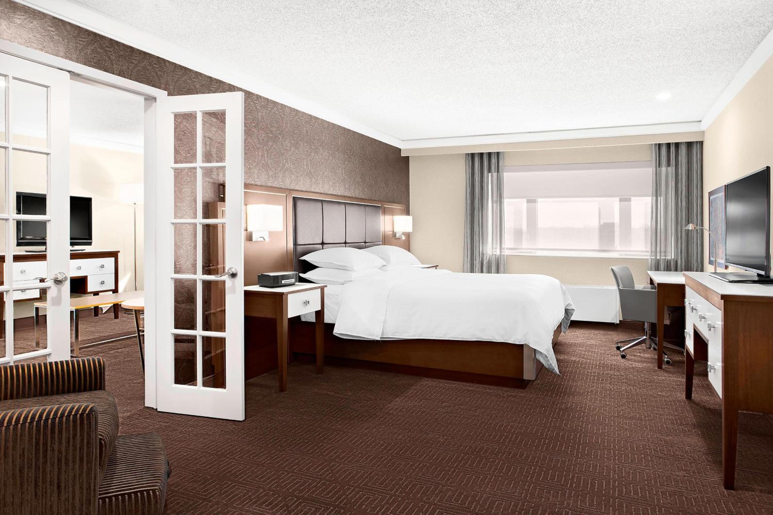 One-Bedroom Executive Suite with Whirlpool - Club Lounge Access - Photo 2