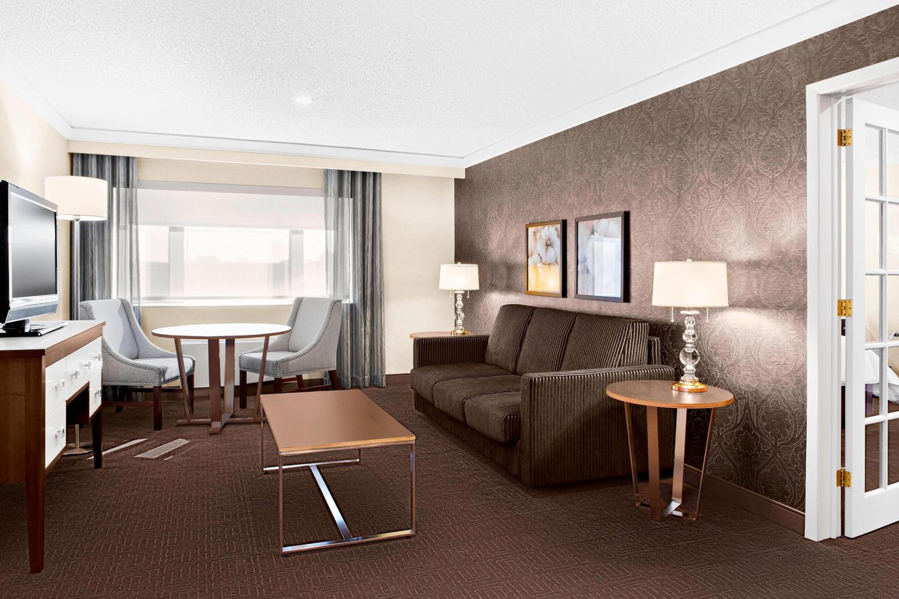 One-Bedroom Executive Suite with Whirlpool - Club Lounge Access - Photo 1