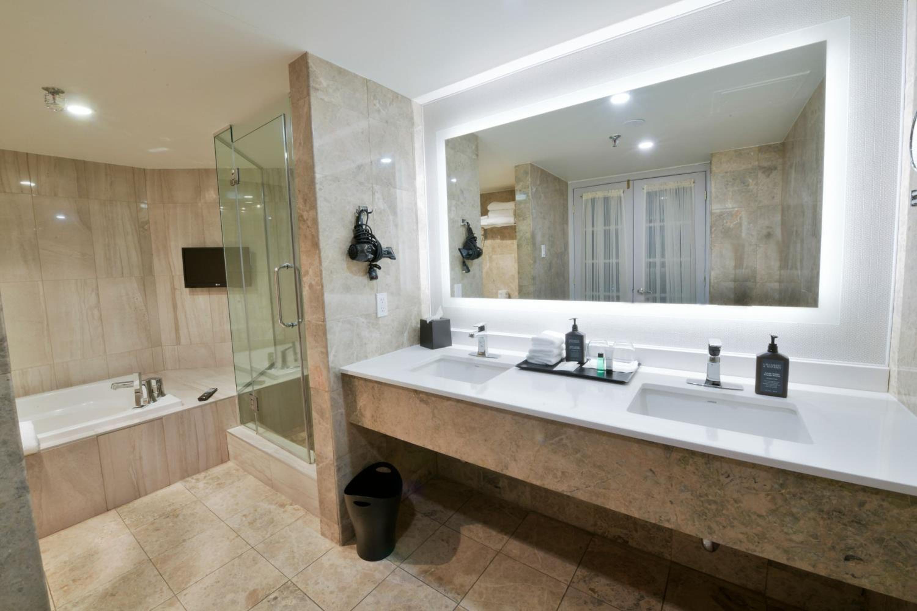 One-Bedroom Executive Suite with Whirlpool - Club Lounge Access - Photo 3
