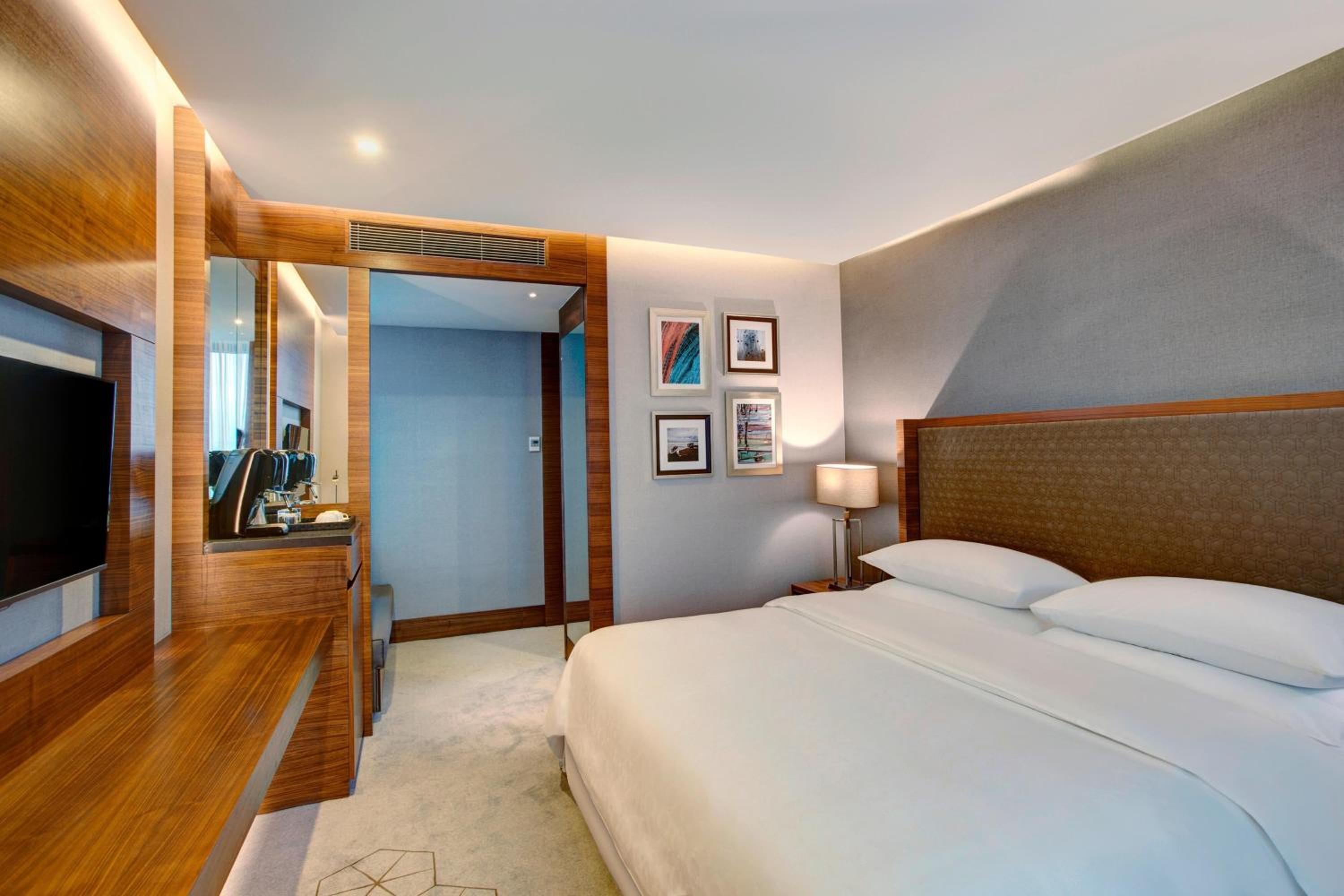 Classic Room with King Bed - City View