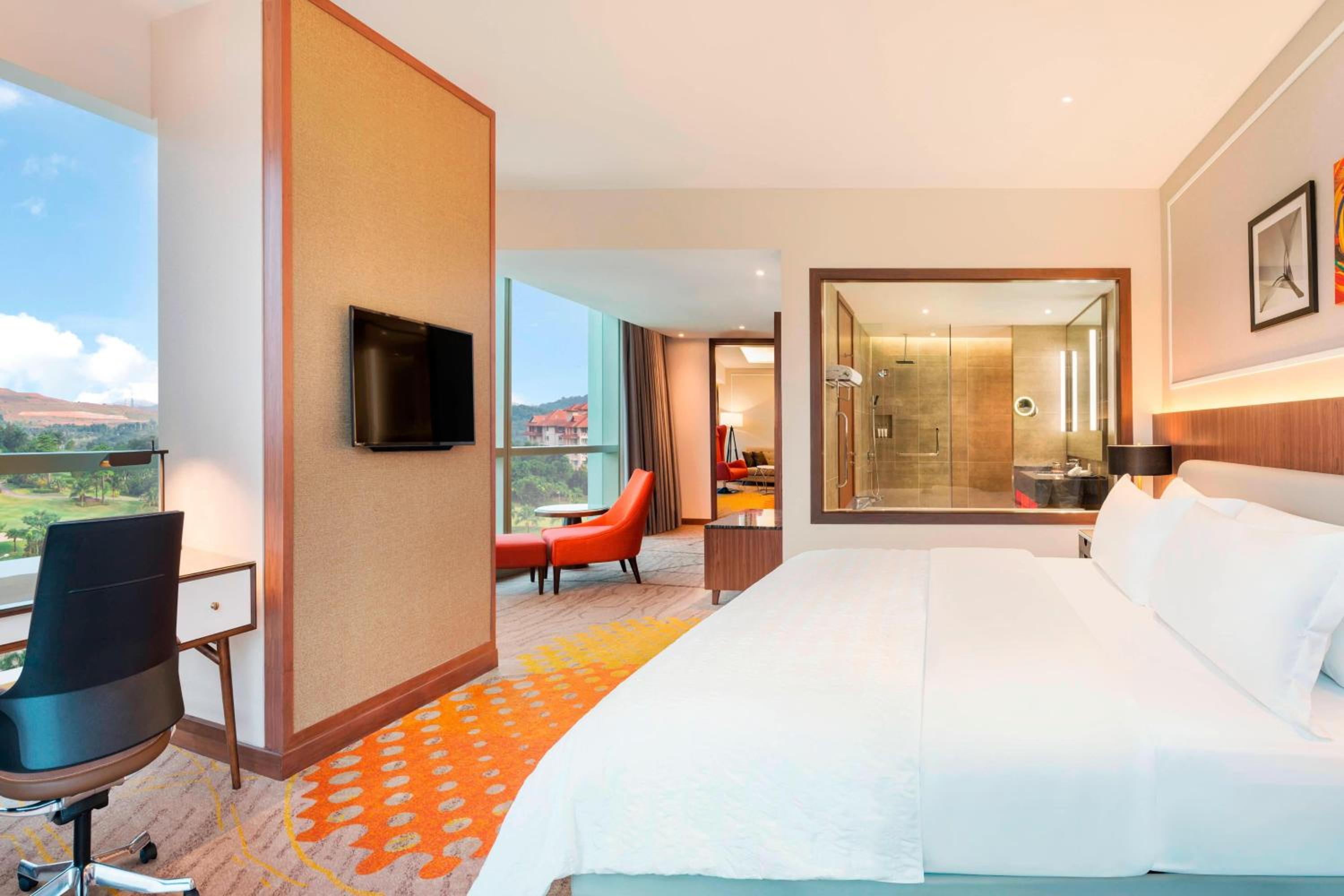 1 King Bed, Club Lounge Access, Suite photo 2